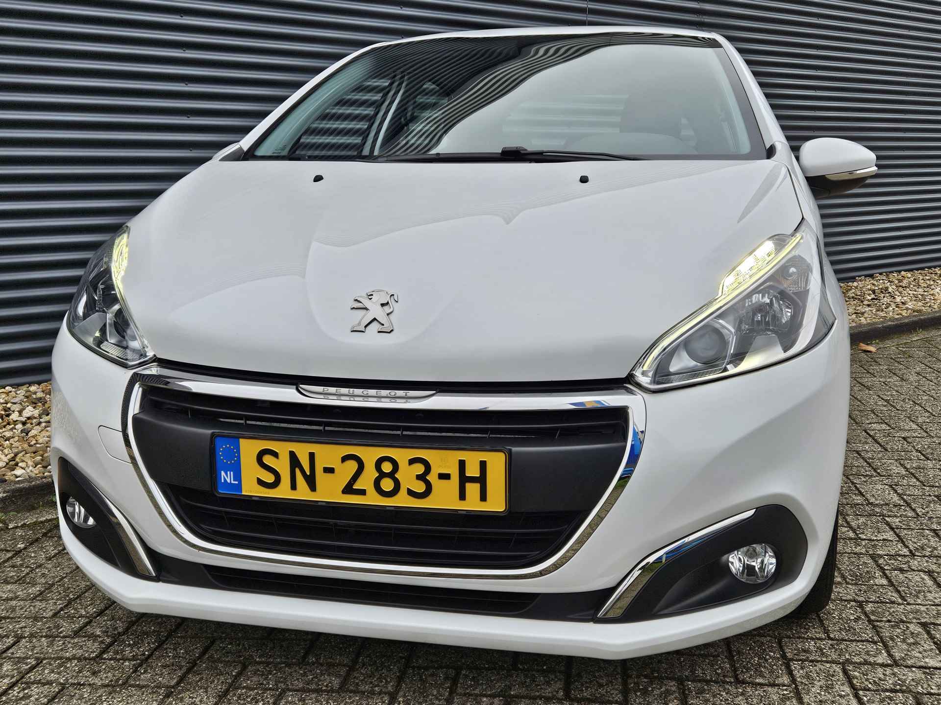 Peugeot 208 1.2 PureTech Blue Lion | Navigatie | Bluetooth | Parkeersensoren | Middenarmsteun voor | - 12/39