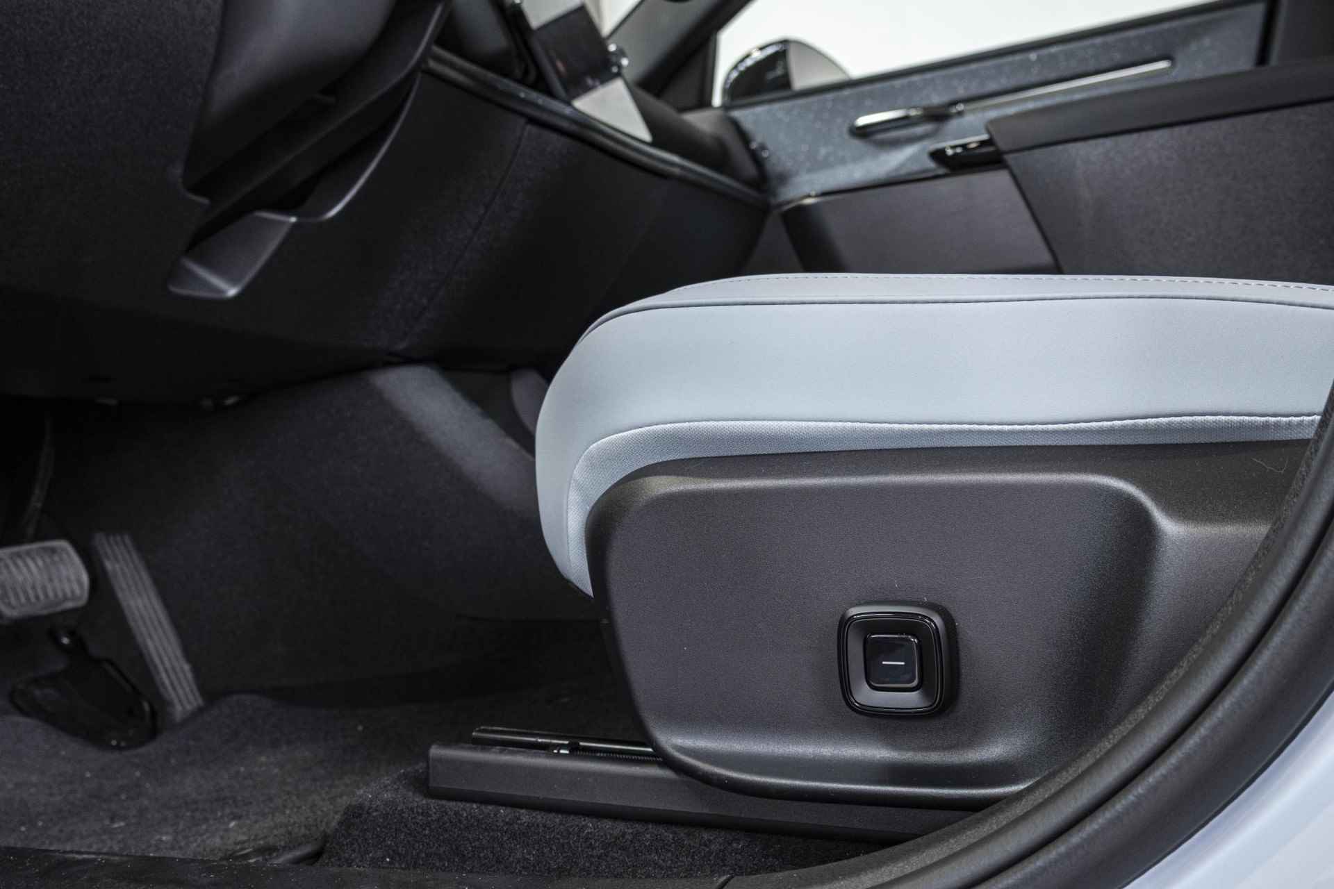 Volvo EX30 Twin Motor Performance Ultra 69 kWh | Panoramadak | 360º camera | Elektr. verstelbare voorstoelen | Harman Kardon Soundbar - 21/41