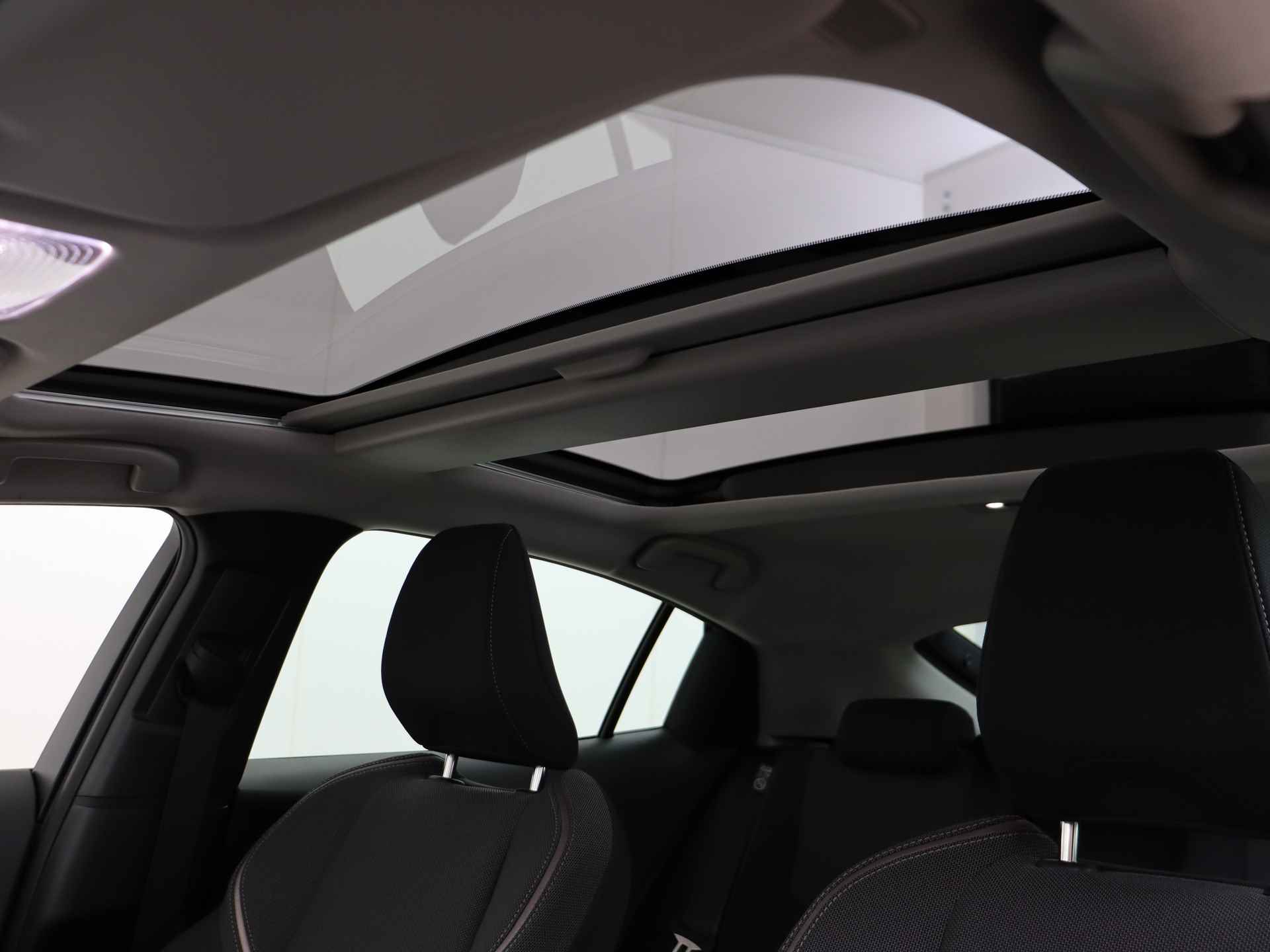 Toyota Prius 2.0 Plug-in Executive | Panoramadak | Full options | Demo - 15/47