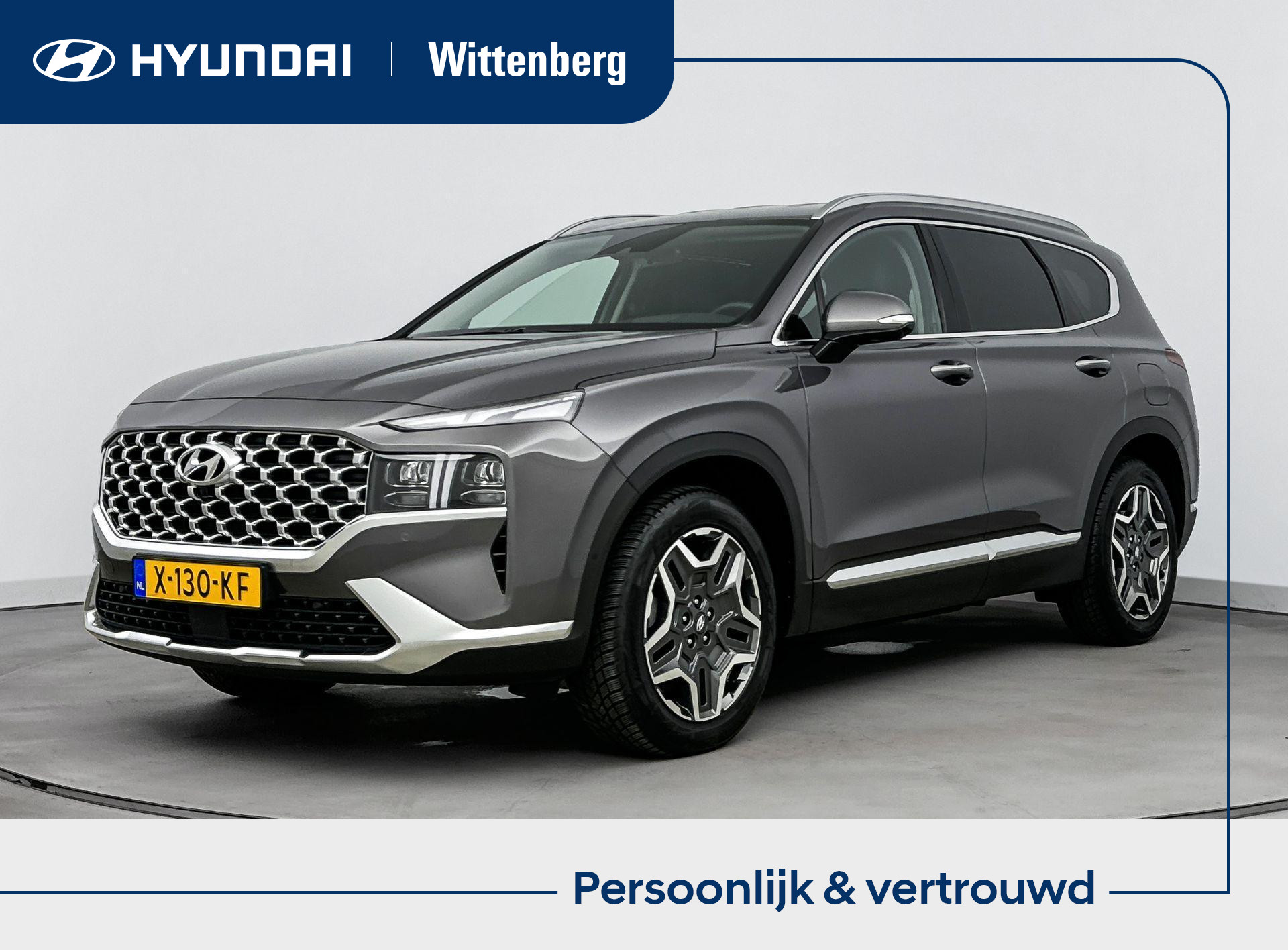 Hyundai Santa Fe 1.6 T-GDI HEV PREMIUM 7P. | NAVI | BLUELINK | HUD | 1650KG TREKGEWICHT | ADAPTIEVE CRUISE | 360 CAMERA | BOSE | CLIMA | LEDER | FABRIEKSGARANTIE GELDIG T/M 1-2029! |