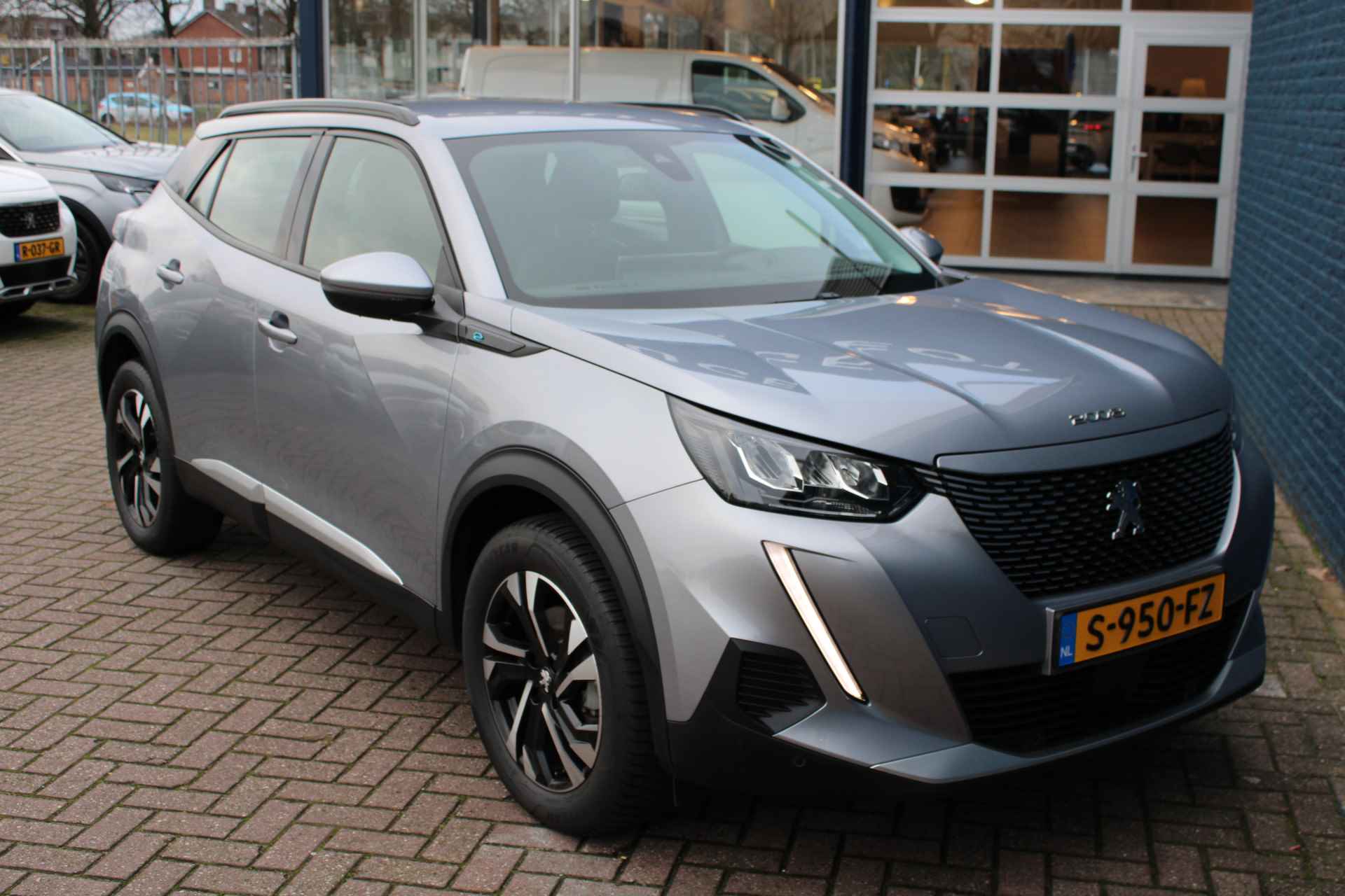 Peugeot e-2008 SUV EV Allure 50 kWh. | 8% Bijtelling | Fase 3 | Navigatie | Stoelverwarming | Adaptieve cruise | 3D Instrumentenpaneel | - 8/32