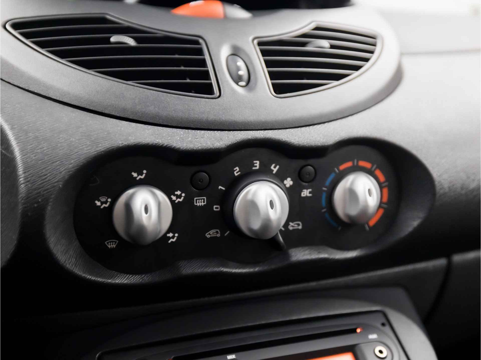 Renault Twingo 1.2-16V Authentique (RADIO, NAP, AIRCO, ARMSTEUN, SPORTSTOELEN, ELEK RAMEN, LM VELGEN, NIEUWE APK, NIEUWSTAAT) - 9/25