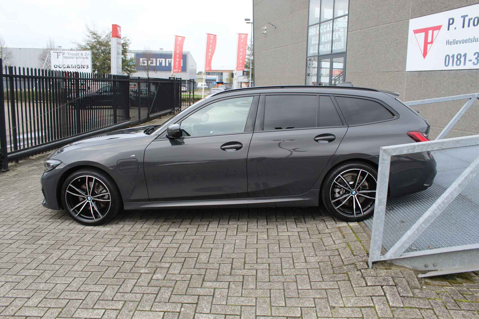 BMW 3 Serie Touring 320e M-pakket Business Edition Plus/Automaat Panoramadak/Laser led koplampen/M Sport Binnen & Buiten/Navigatie/Achteruit - 4/27