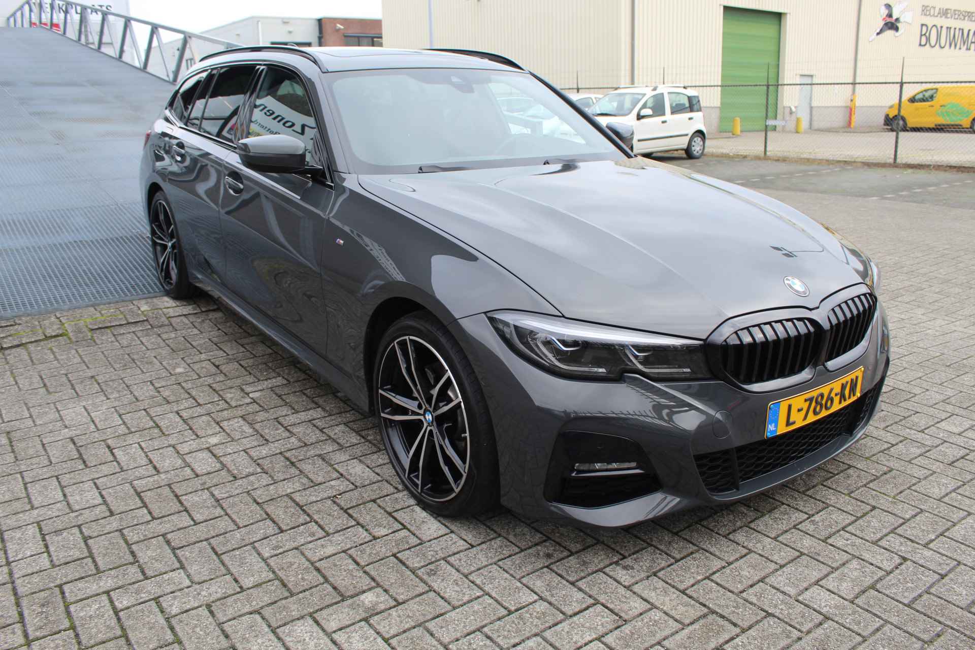 BMW 3 Serie Touring 320e M-pakket Business Edition Plus/Automaat Panoramadak/Laser led koplampen/M Sport Binnen & Buiten/Navigatie/Achteruit - 7/27