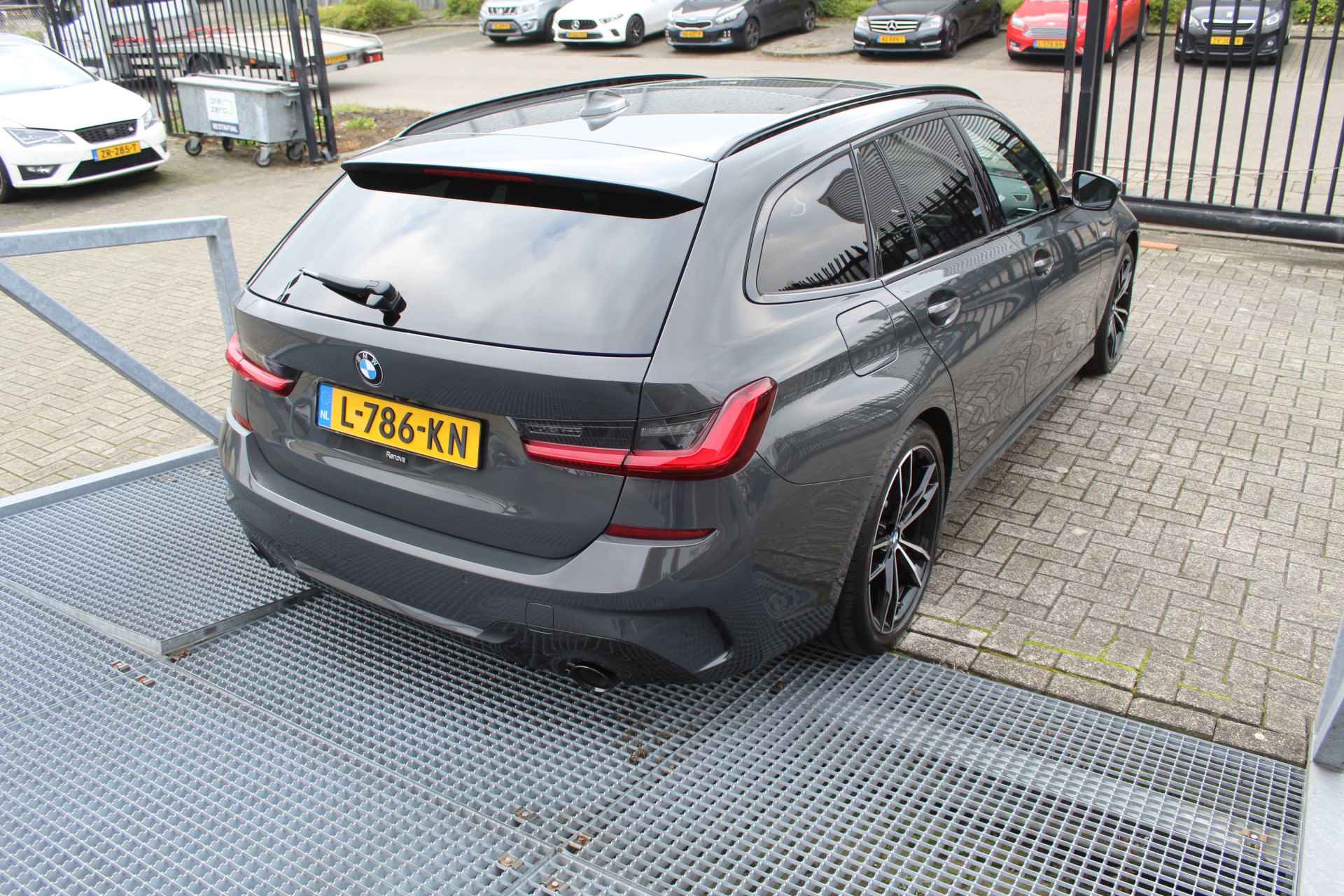 BMW 3 Serie Touring 320e M-pakket Business Edition Plus/Automaat Panoramadak/Laser led koplampen/M Sport Binnen & Buiten/Navigatie/Achteruit - 16/27