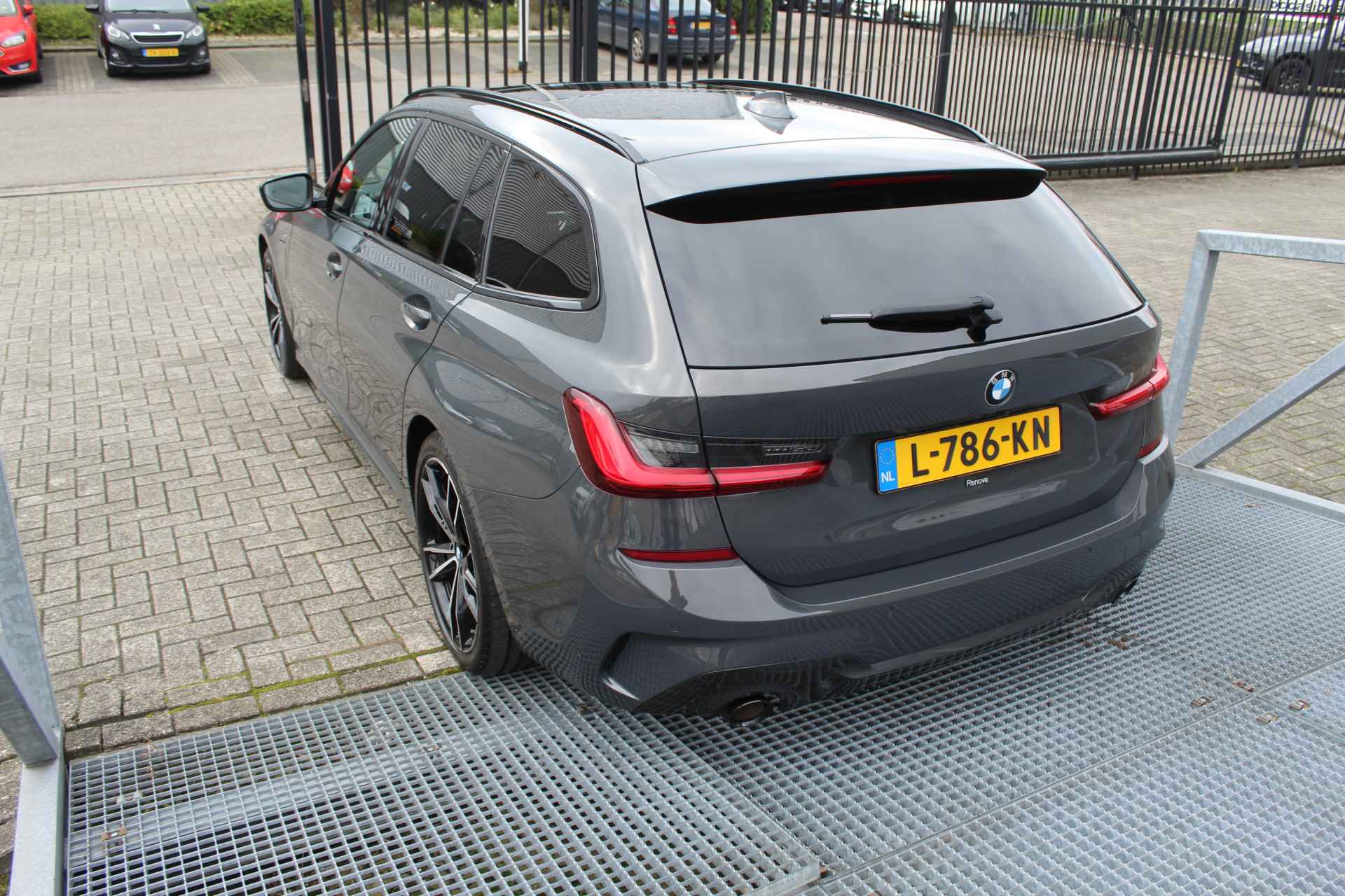 BMW 3 Serie Touring 320e M-pakket Business Edition Plus/Automaat Panoramadak/Laser led koplampen/M Sport Binnen & Buiten/Navigatie/Achteruit - 20/27