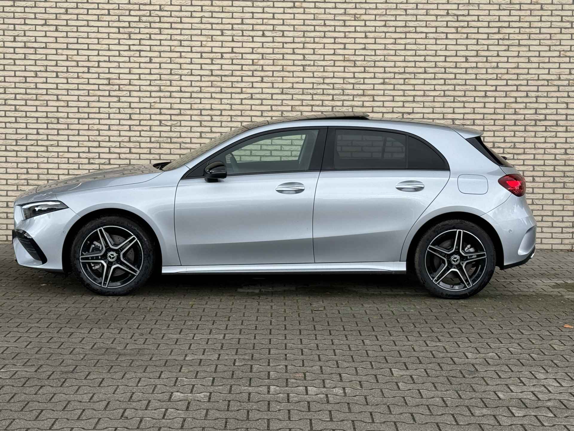 Mercedes-Benz A-Klasse A 250 e Star Edition AMG Line | Nightpakket | Panoramadak | Stoelverwarming | Achteruitrijcamra Nightpakket | Panoramadak | Stoelverwarming | Achteruitrijcamera - 5/17