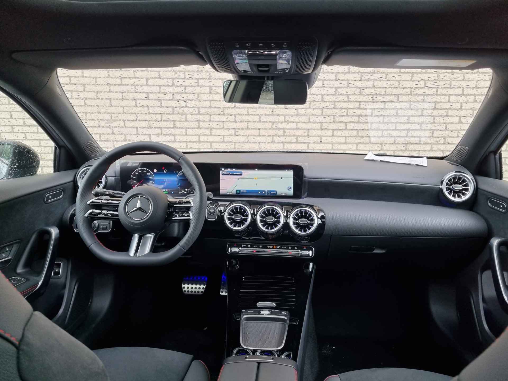 Mercedes-Benz A-Klasse A 250 e Star Edition AMG Line | Nightpakket | Panoramadak | Stoelverwarming | Achteruitrijcamra Nightpakket | Panoramadak | Stoelverwarming | Achteruitrijcamera - 10/17