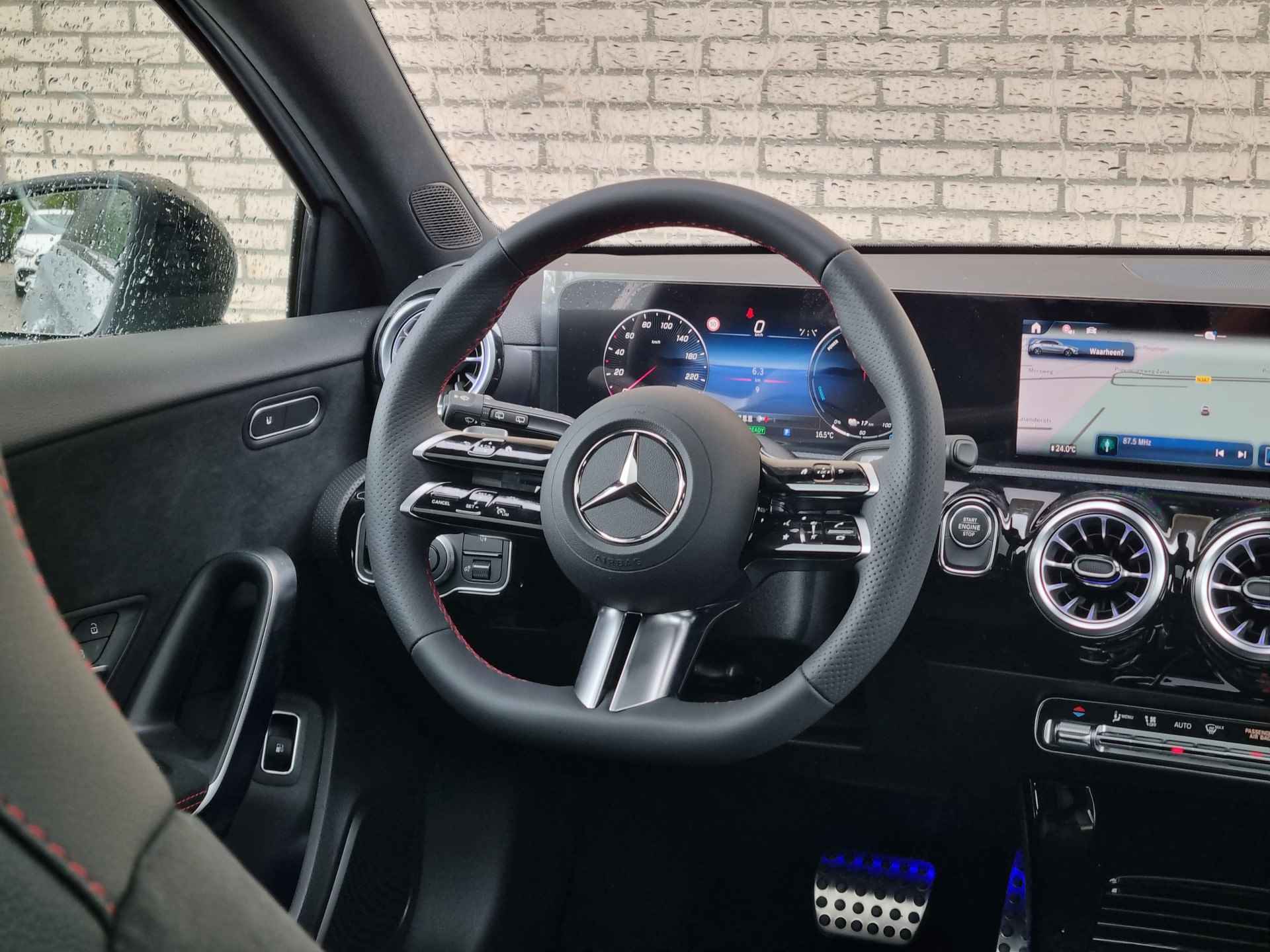 Mercedes-Benz A-Klasse A 250 e Star Edition AMG Line | Nightpakket | Panoramadak | Stoelverwarming | Achteruitrijcamra Nightpakket | Panoramadak | Stoelverwarming | Achteruitrijcamera - 11/17