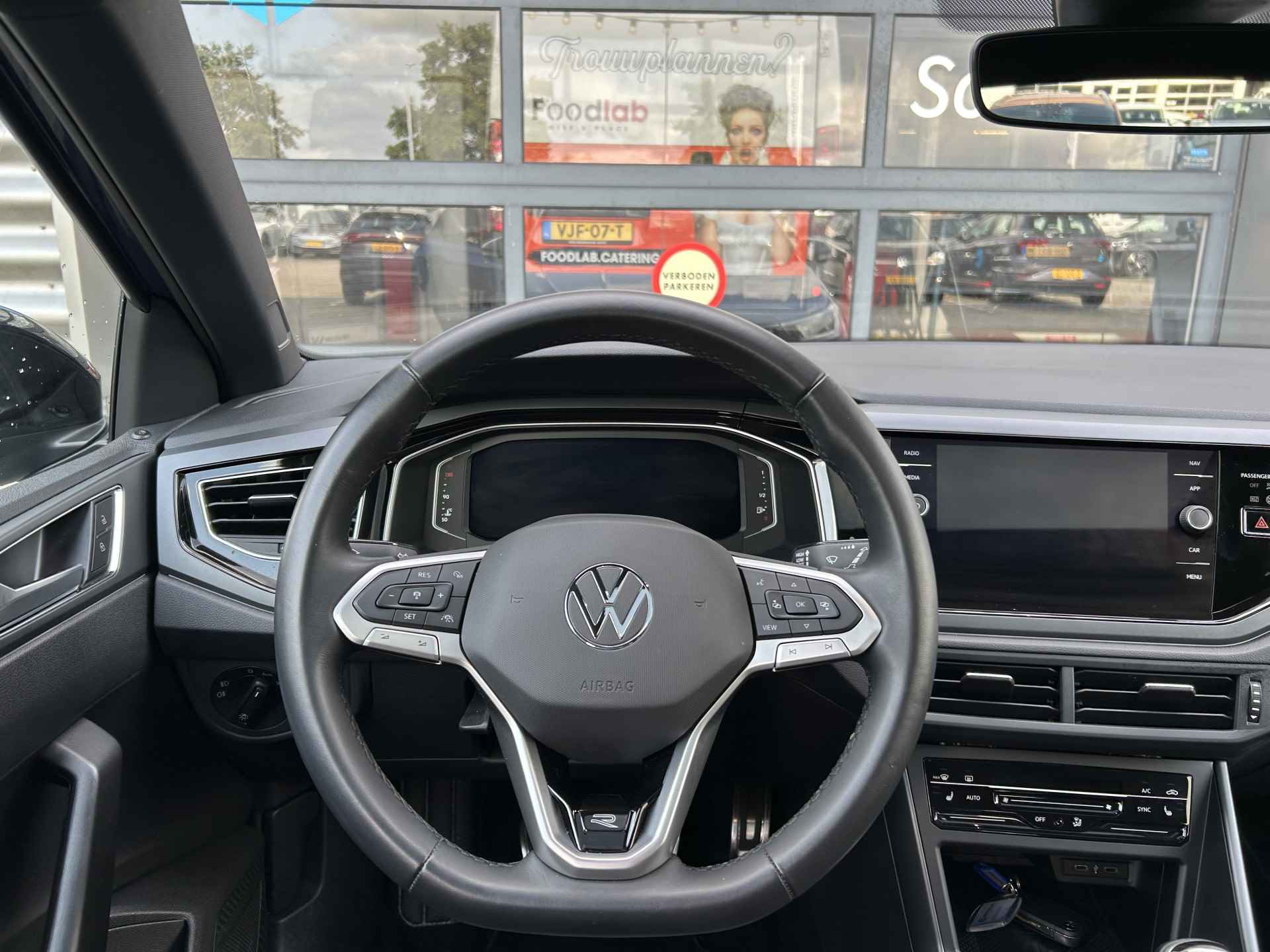 Volkswagen Taigo 1.0 TSI 110 pk R-Line Business | Panoramisch schuif-kanteldak | Achteruitrijcamera | Apple Carplay/Android | - 13/35