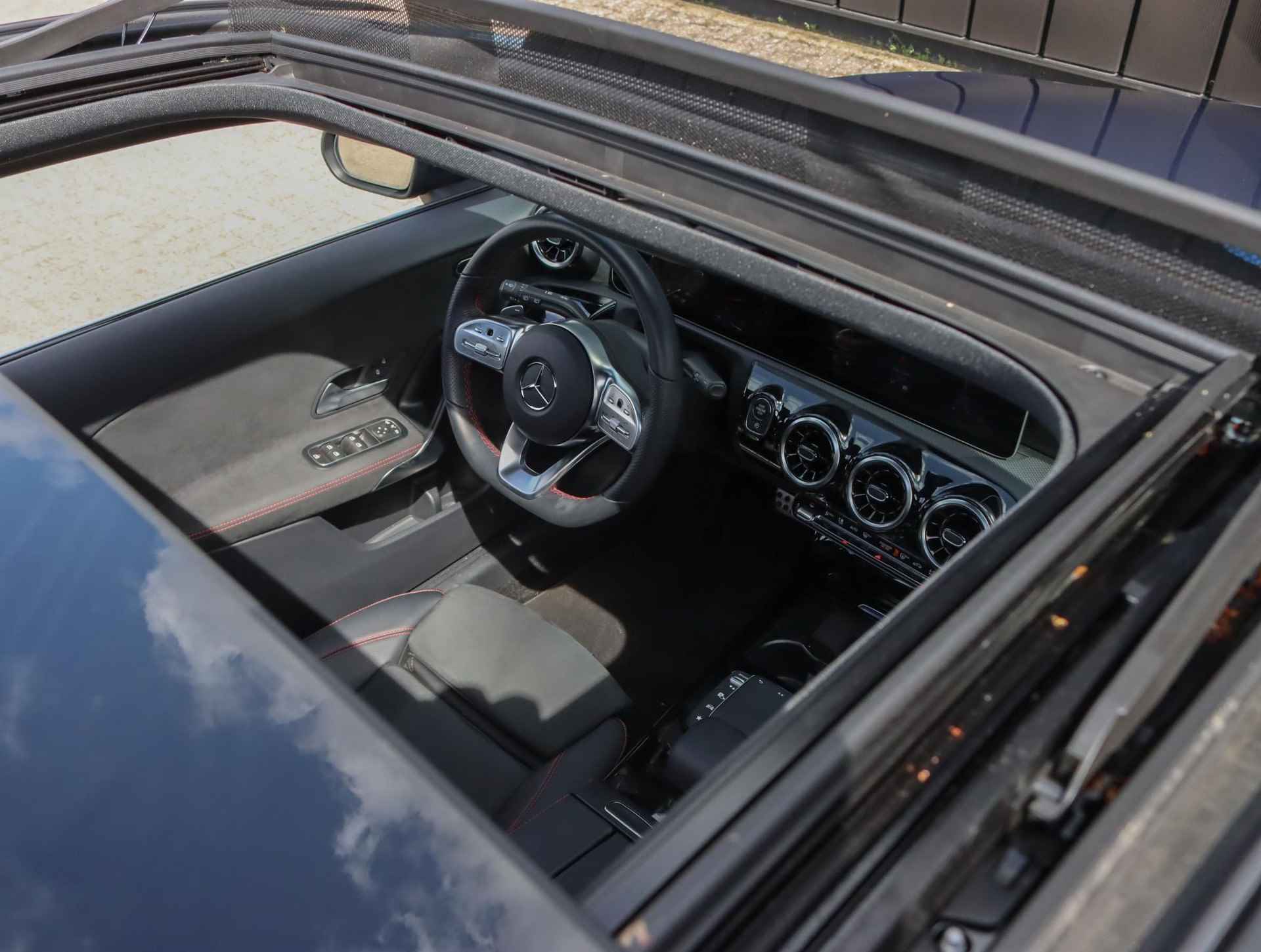 Mercedes-Benz A-klasse 180 Business Solution AMG (Glazendak/AppleCarPlay/1ste eig./Camera/LED/P.Glass/S.stoelen) - 7/47