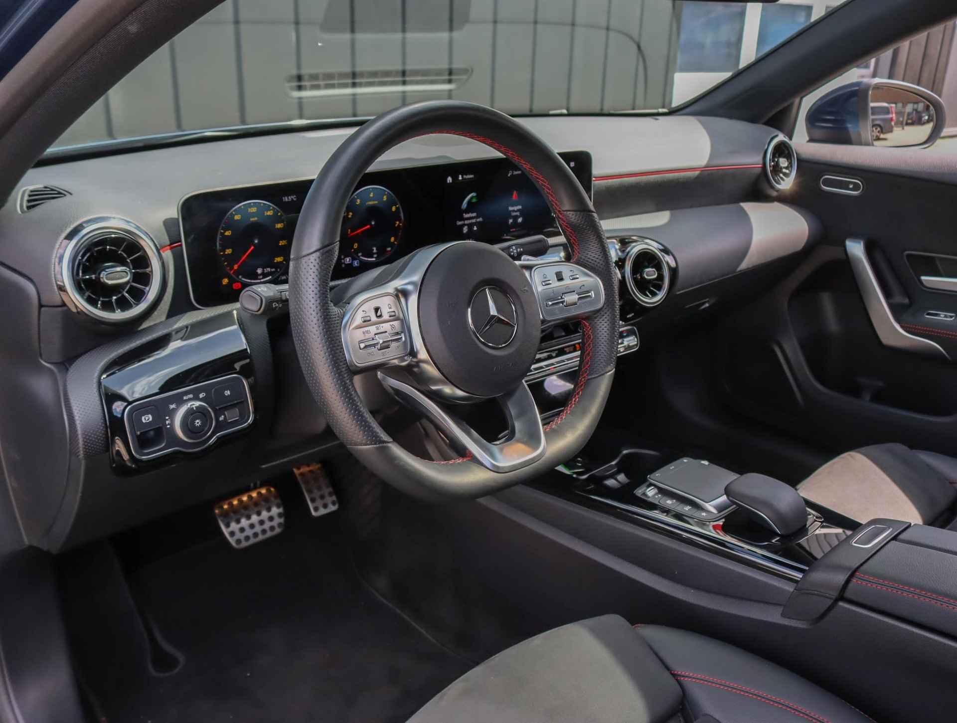 Mercedes-Benz A-klasse 180 Business Solution AMG (Glazendak/AppleCarPlay/1ste eig./Camera/LED/P.Glass/S.stoelen) - 10/47