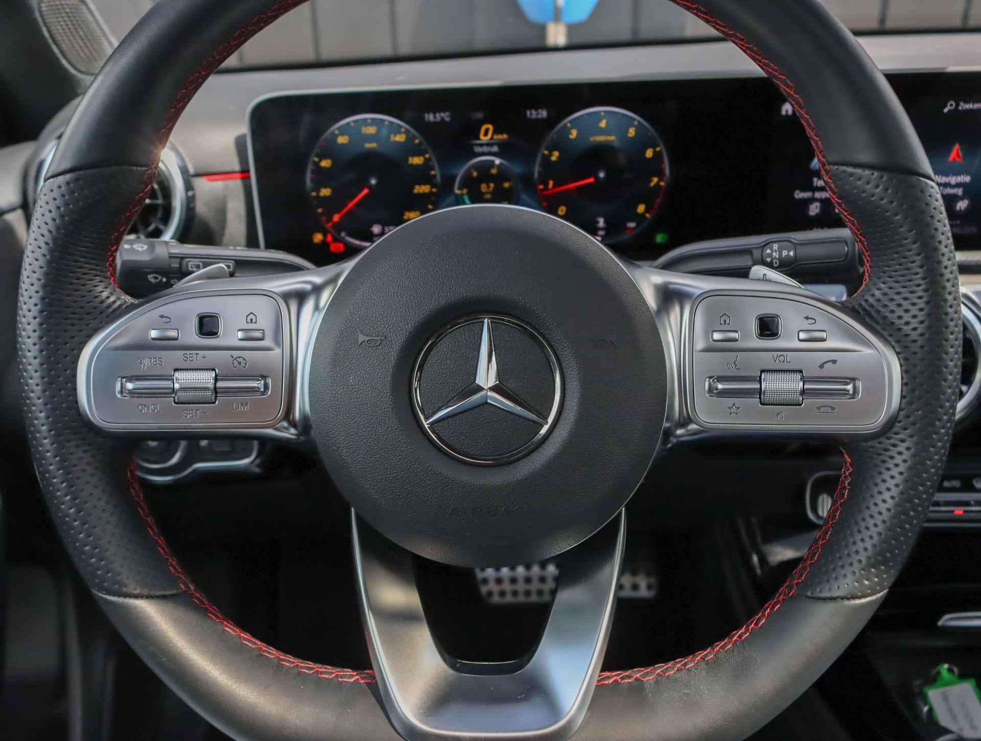 Mercedes-Benz A-klasse 180 Business Solution AMG (Glazendak/AppleCarPlay/1ste eig./Camera/LED/P.Glass/S.stoelen) - 23/47