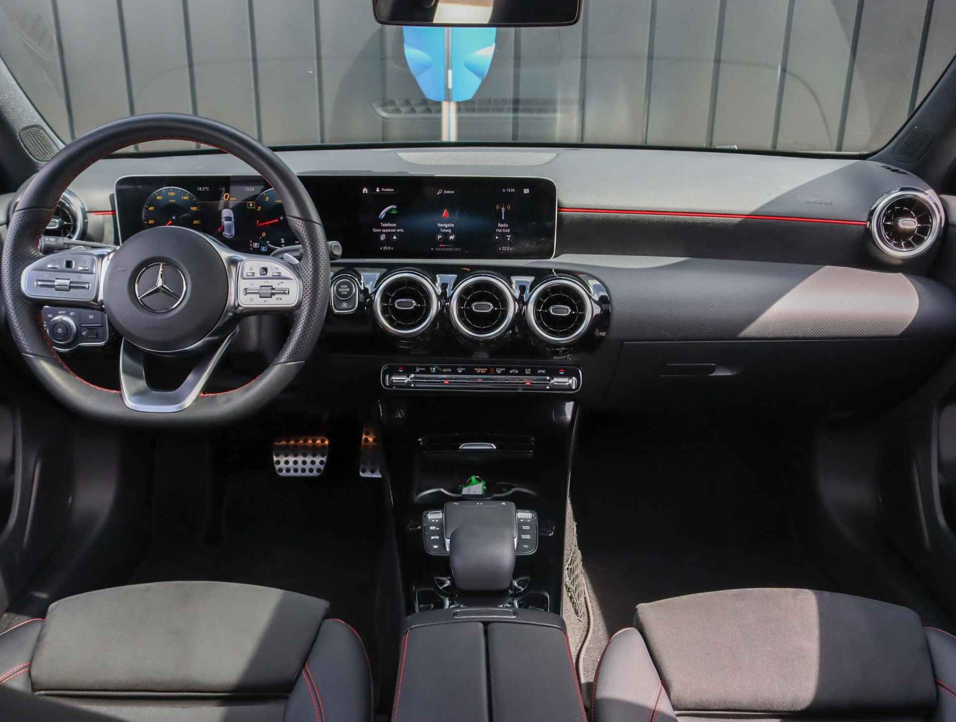 Mercedes-Benz A-klasse 180 Business Solution AMG (Glazendak/AppleCarPlay/1ste eig./Camera/LED/P.Glass/S.stoelen) - 38/47