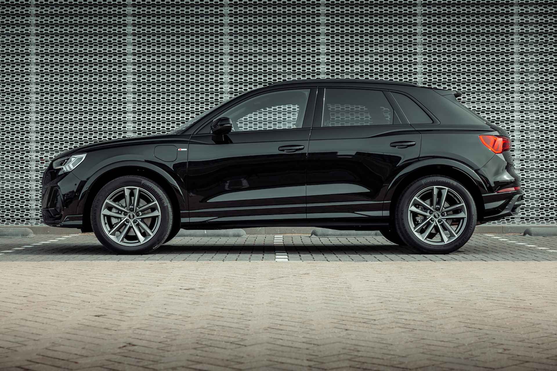 Audi Q3 45 TFSI e 245pk s-tronic S edition | Optiek zwart | Privacy glass | Comfortsleutel | Adaptive cruise control | 19" LM velgen | Stoelverwarming - 3/35