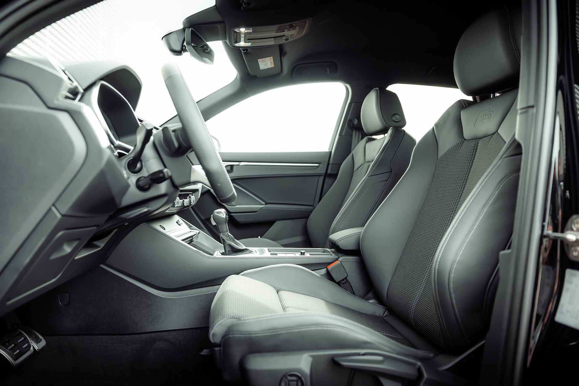 Audi Q3 45 TFSI e 245pk s-tronic S edition | Optiek zwart | Privacy glass | Comfortsleutel | Adaptive cruise control | 19" LM velgen | Stoelverwarming - 17/35