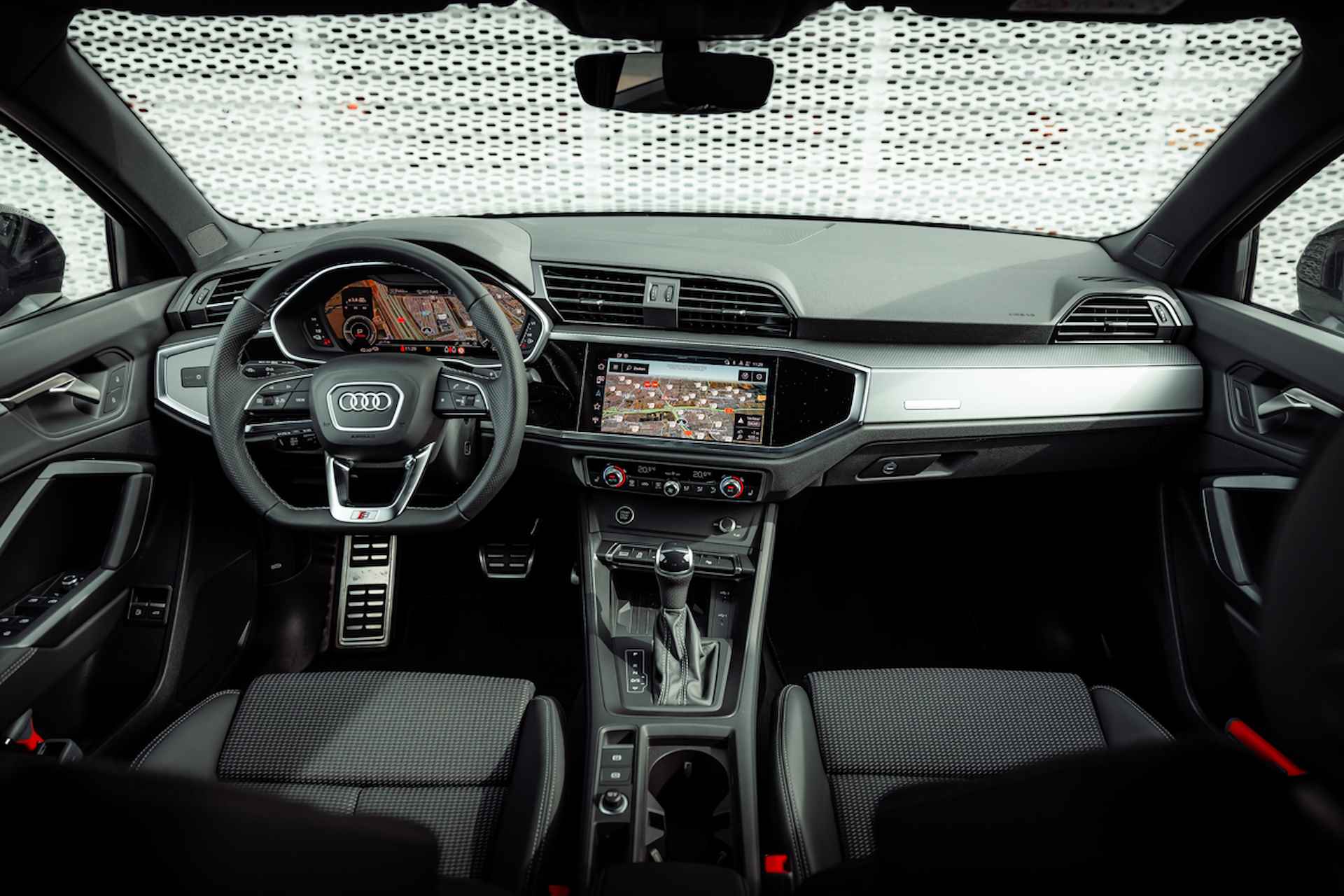 Audi Q3 45 TFSI e 245pk s-tronic S edition | Optiek zwart | Privacy glass | Comfortsleutel | Adaptive cruise control | 19" LM velgen | Stoelverwarming - 18/35