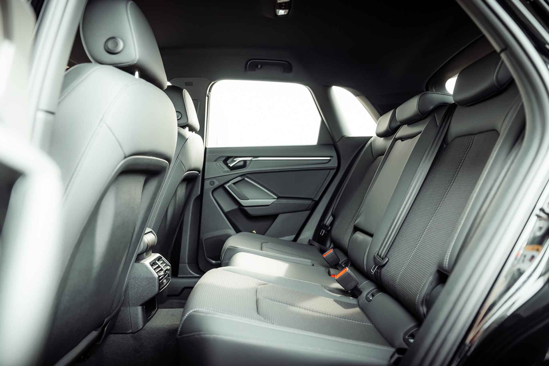 Audi Q3 45 TFSI e 245pk s-tronic S edition | Optiek zwart | Privacy glass | Comfortsleutel | Adaptive cruise control | 19" LM velgen | Stoelverwarming - 24/35