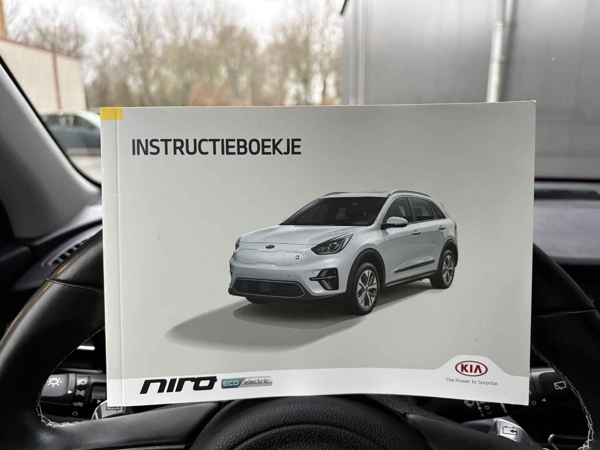 Kia e-Niro ExecutiveLine 64 kWh 1e Eigenaar | Navi | Dealer onderhouden | Bluetooth | Camera | Climate & (adaptieve) cruise control | Fabrieksgarantie t/m 27-10-2027 | NAP - 40/43