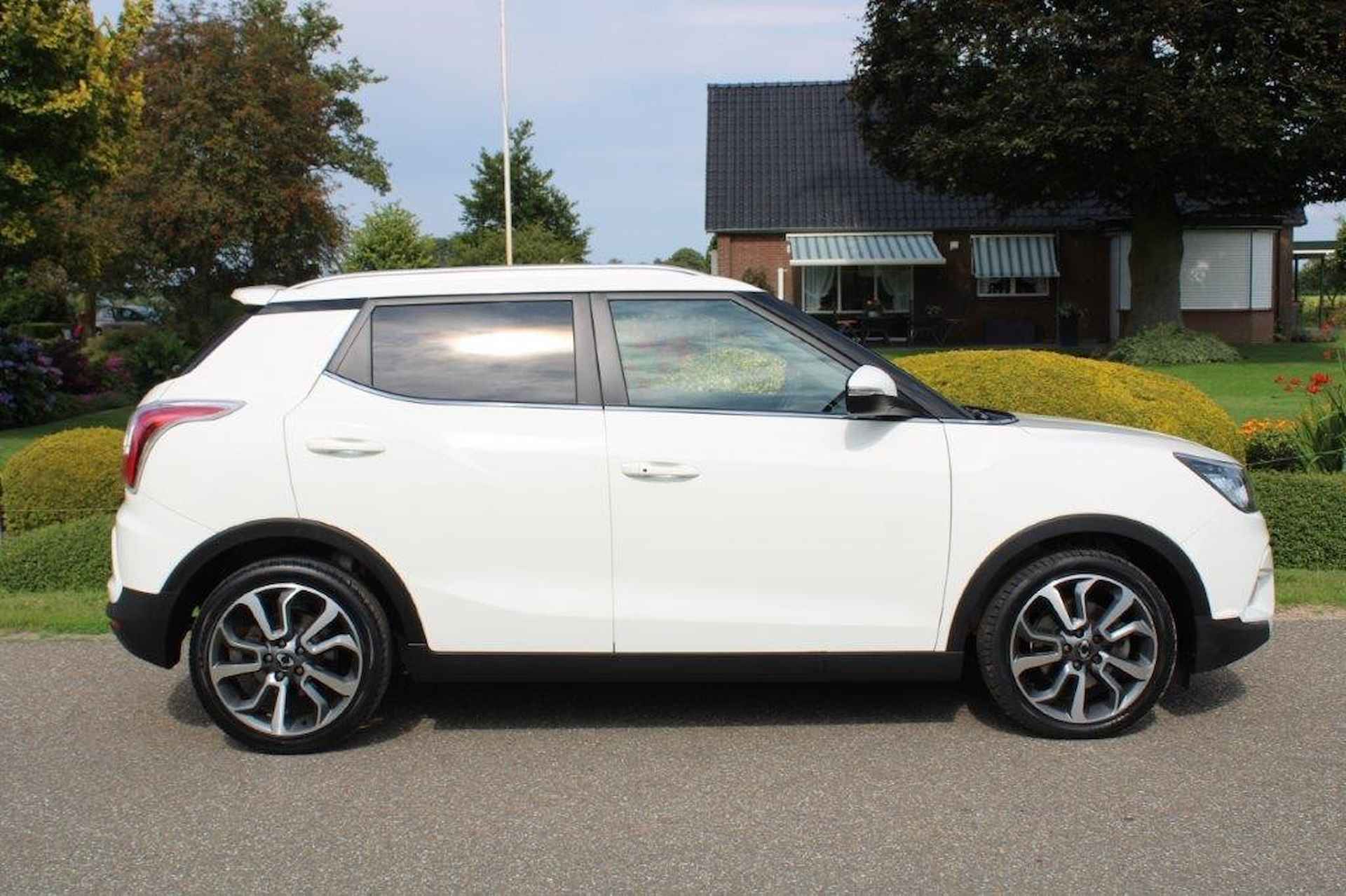 SSANGYONG Tivoli 1.6 128pk Sapphire ECC/Cruise/Leer/Navi/Camera/Stoelverw - 24/35