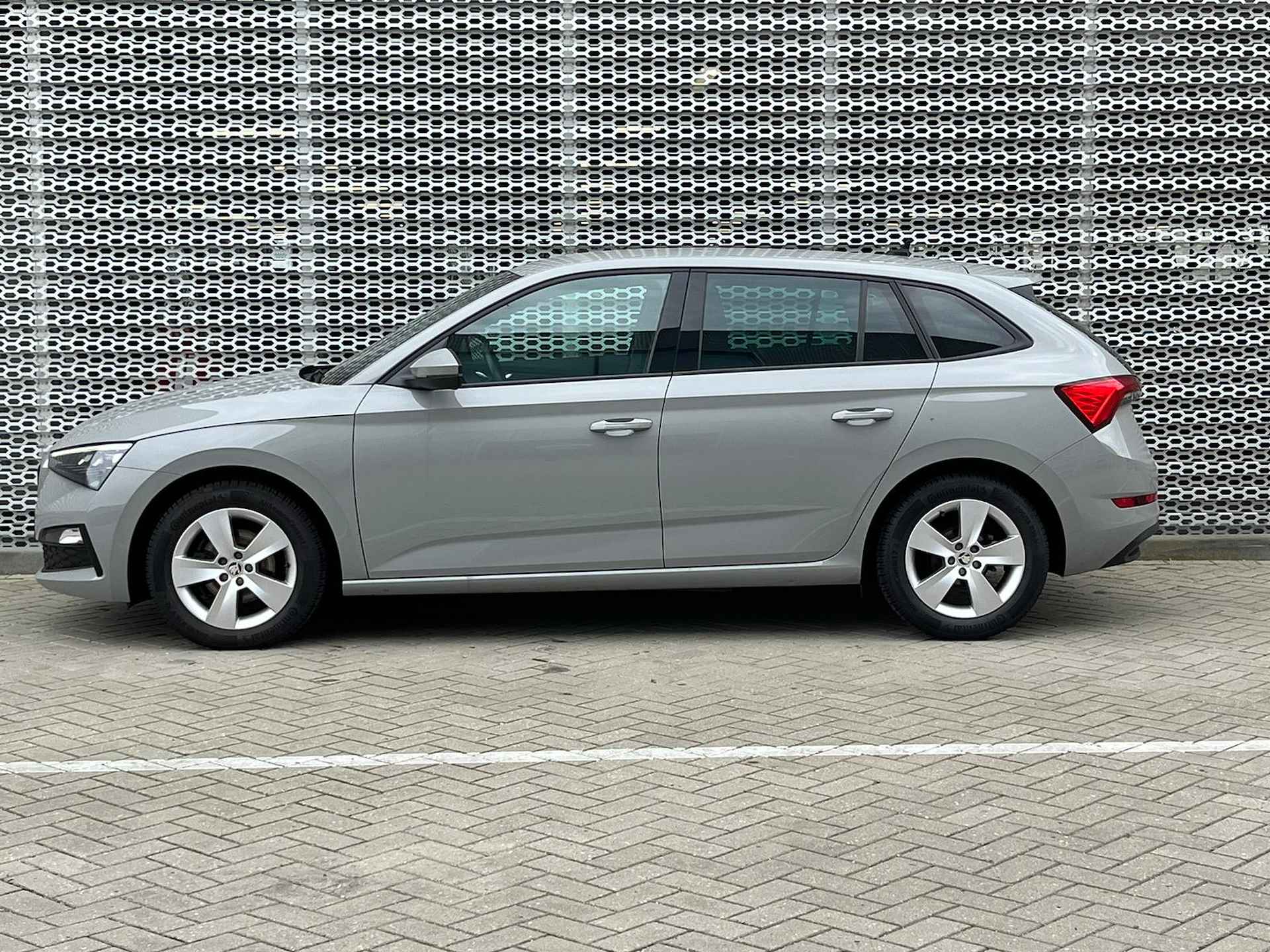 Škoda Scala 1.5 TSI 150 PK DSG Sport Business  LED / Clima / APP-Connect / PDC A / 16" LM Velgen - 5/31