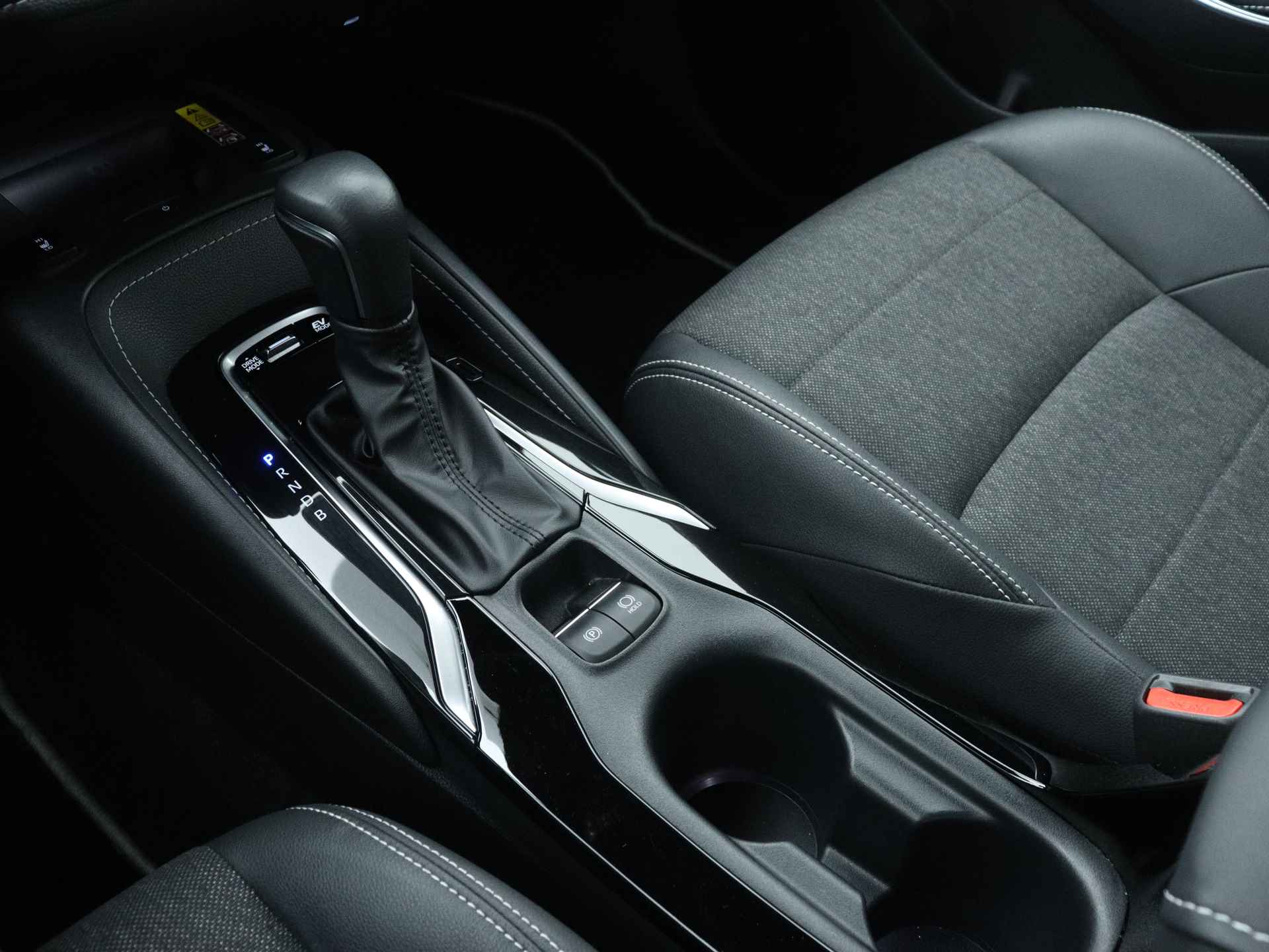 Toyota Corolla Touring Sports 1.8 Hybrid First Edition | Navigatie | Half Leder | Elek. Achterklep | - 13/46