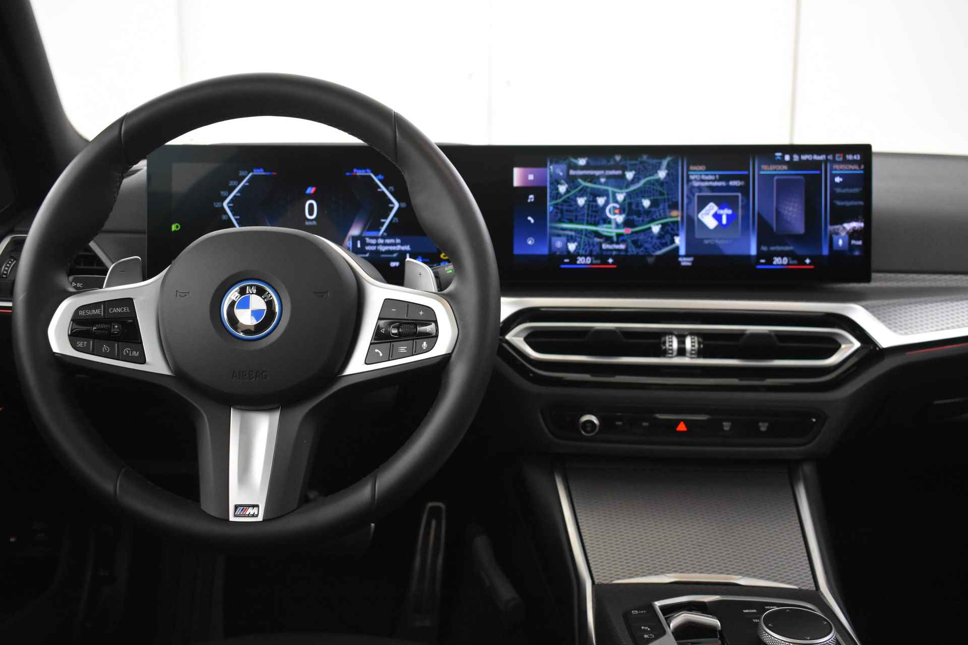 BMW 3 Serie Touring 320e M Sport Automaat  Panoramadak / Sportstoelen / Adaptieve LED / Stoelverwarming / Widescreen Display / Live Cockpit Plus - 31/39