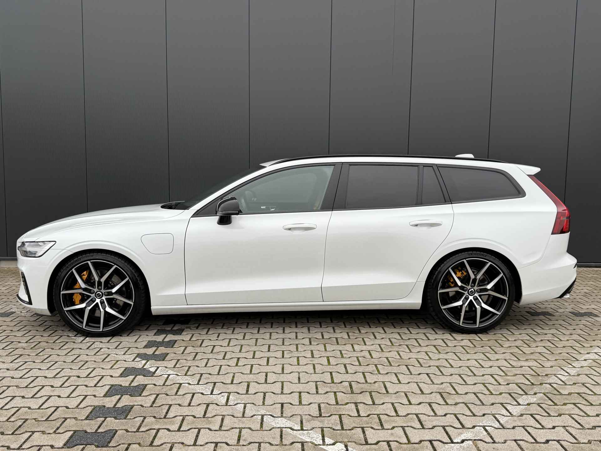 Volvo V60 T8 Twin Engine AWD Polestar Engineered | Trekhaak | Stoel/Stuur verwarming | Camera | Parkeersensoren voor en achter | BLIS | Ad - 4/38