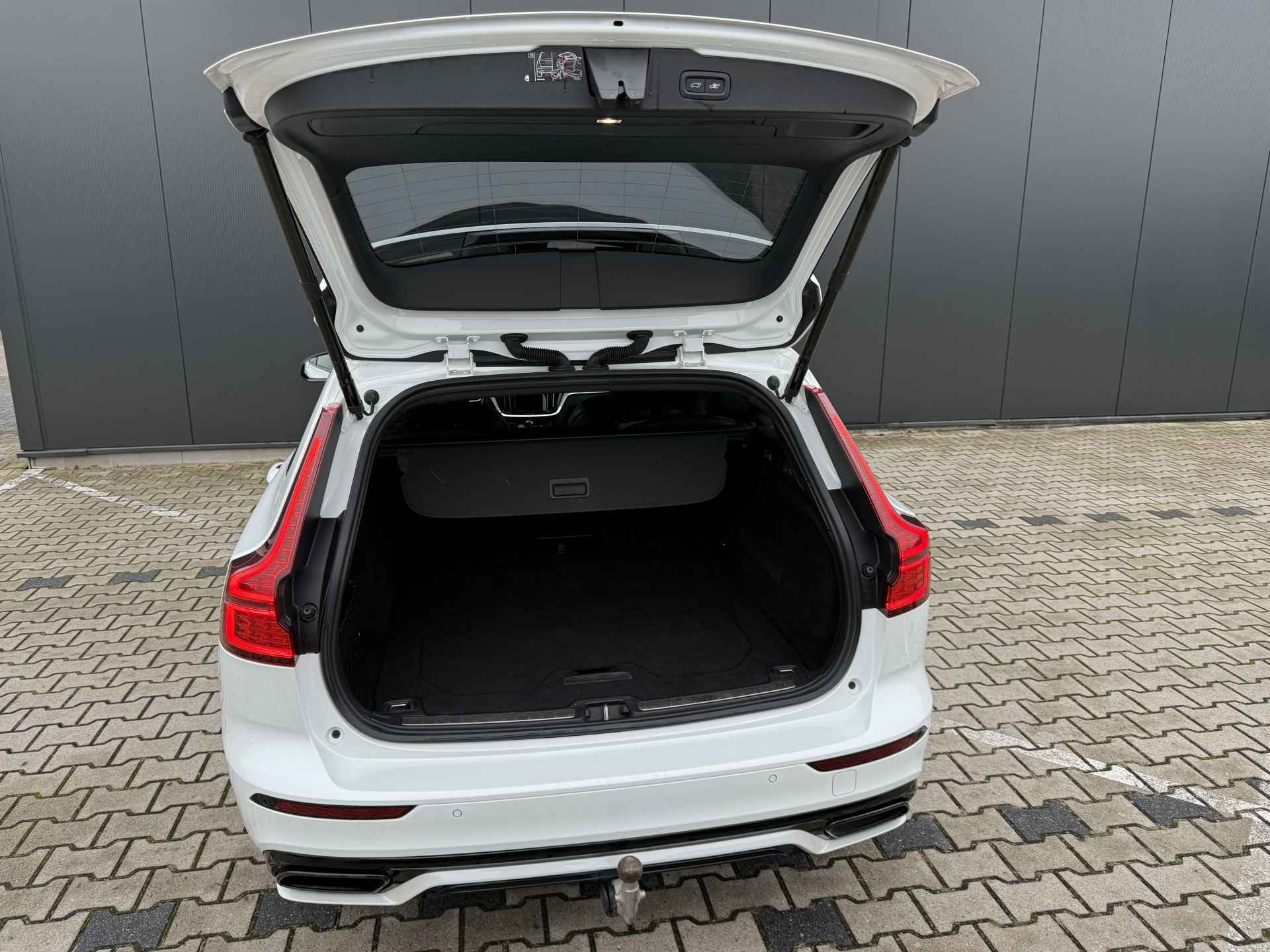 Volvo V60 T8 Twin Engine AWD Polestar Engineered | Trekhaak | Stoel/Stuur verwarming | Camera | Parkeersensoren voor en achter | BLIS | Ad - 36/38