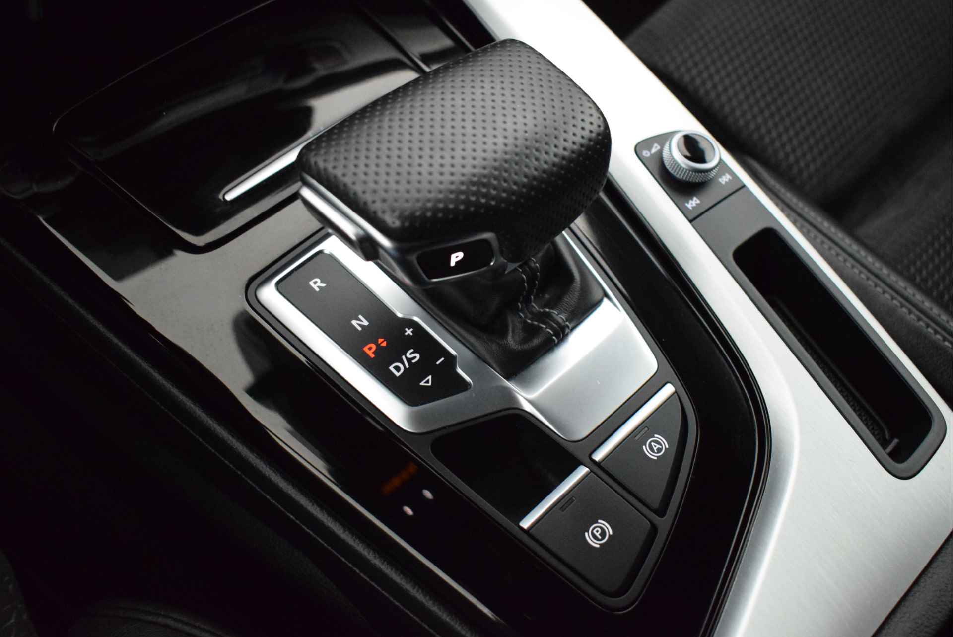 Audi A4 Avant 35 TDI 164pk S-Tronic 2x S-Line Virtual Cockpit Stoelverwarming Camera Led Navigatie - 19/54