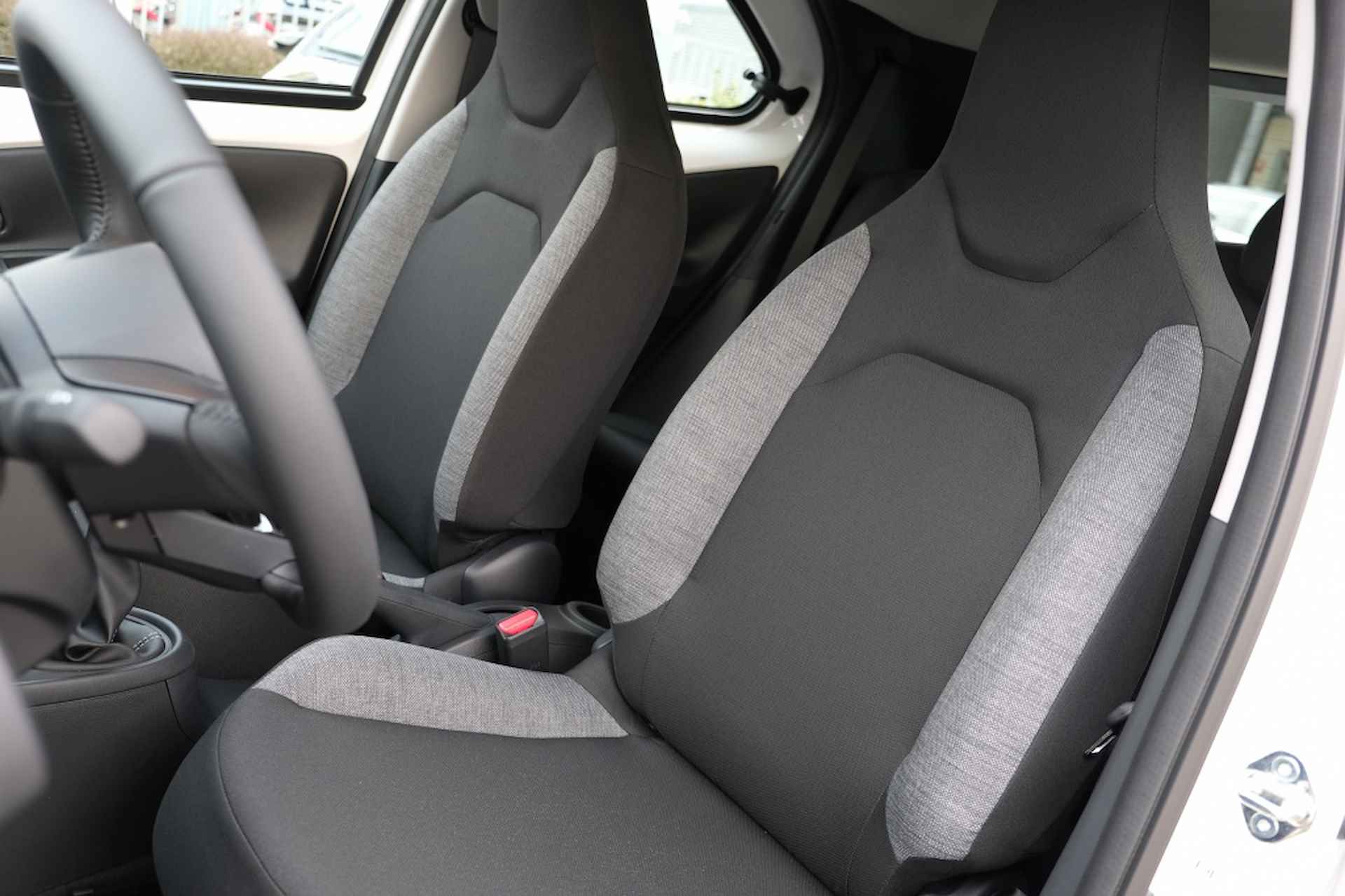 Toyota Aygo X 1.0 VVT-i MT Play | Apple CarPlay / Android Auto | Airco | Safet - 14/40
