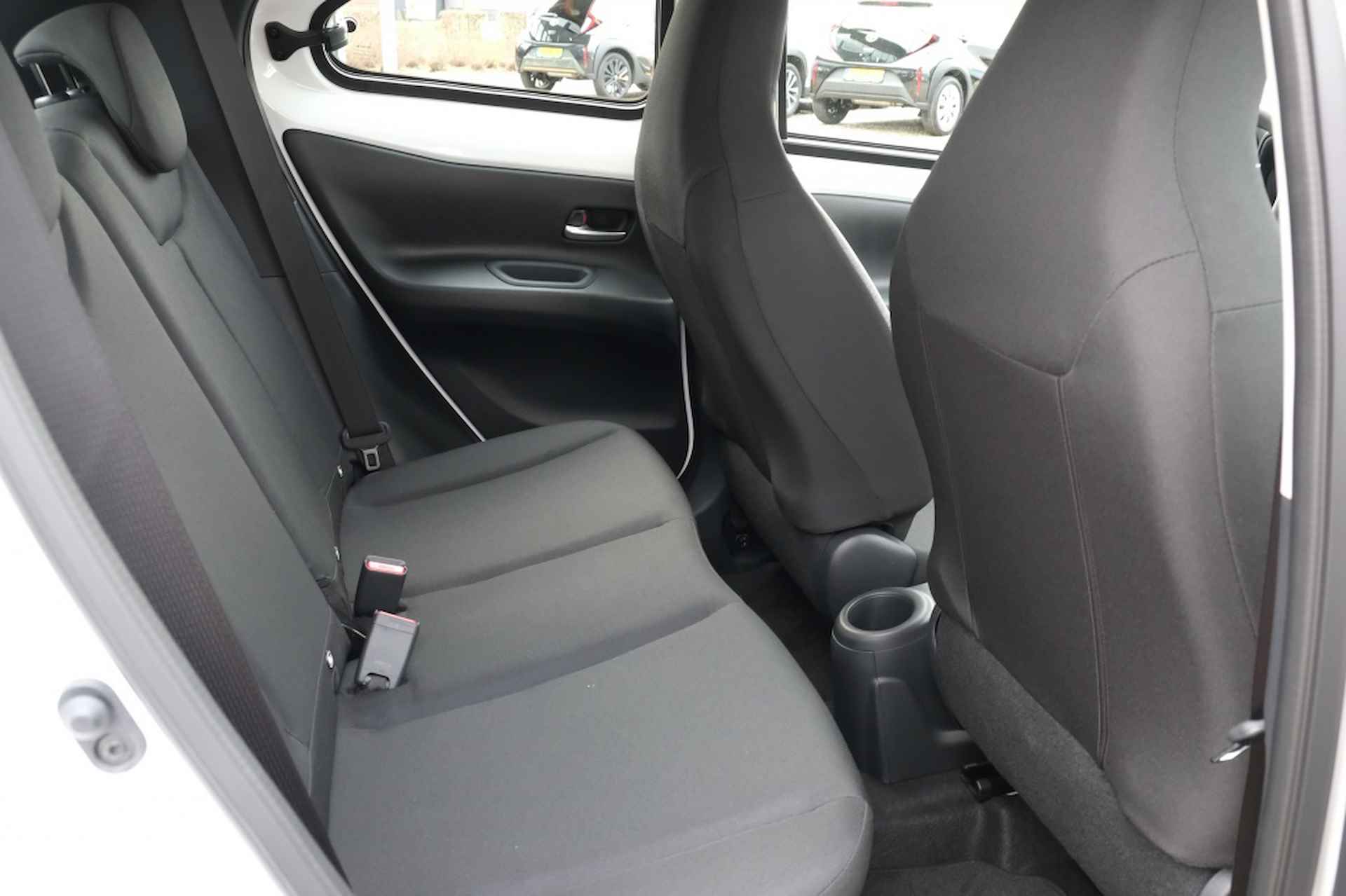 Toyota Aygo X 1.0 VVT-i MT Play | Apple CarPlay / Android Auto | Airco | Safet - 32/40