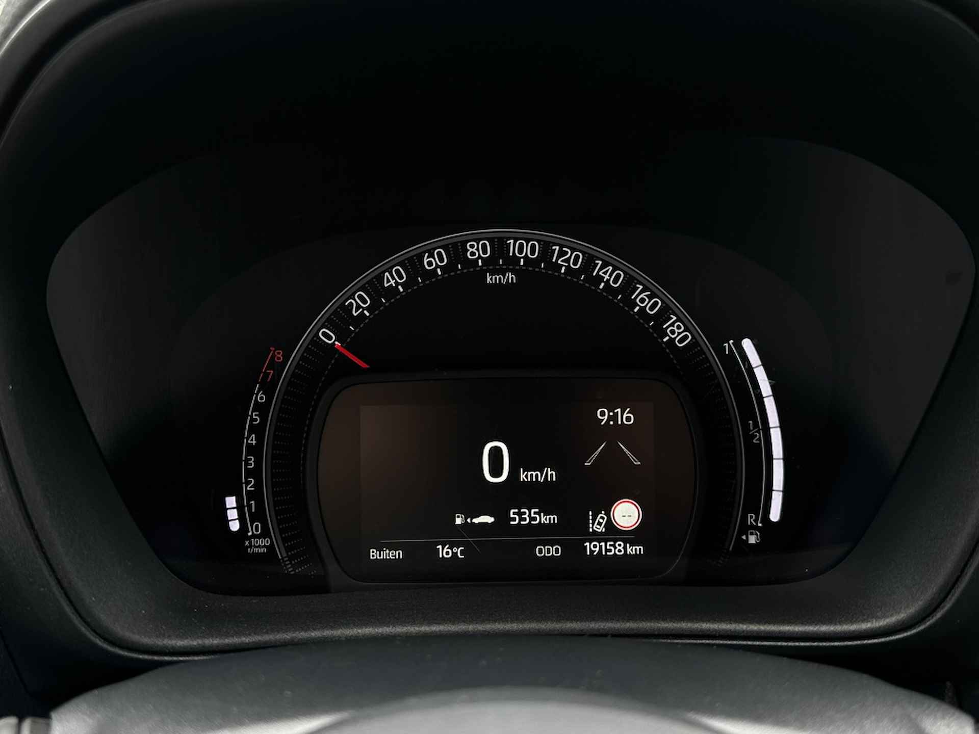 Toyota Aygo X 1.0 VVT-i MT Play | Apple CarPlay / Android Auto | Airco | Safet - 2/40