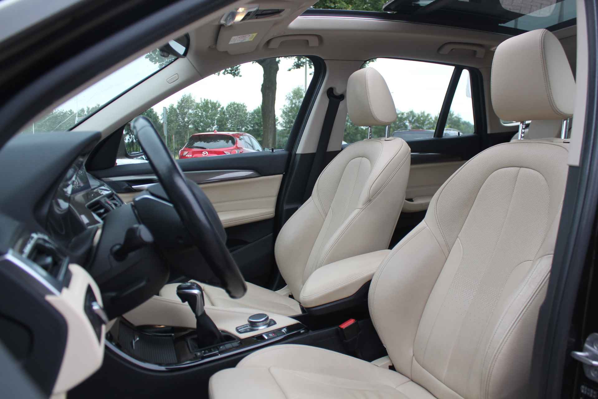 BMW X1 sDrive20i Centennial High Exe. / Trekhaak / Panoramadak / Camera / Head-up / Leder / 17'' / Navigatie / DAB / Stoelverwarming - 4/35