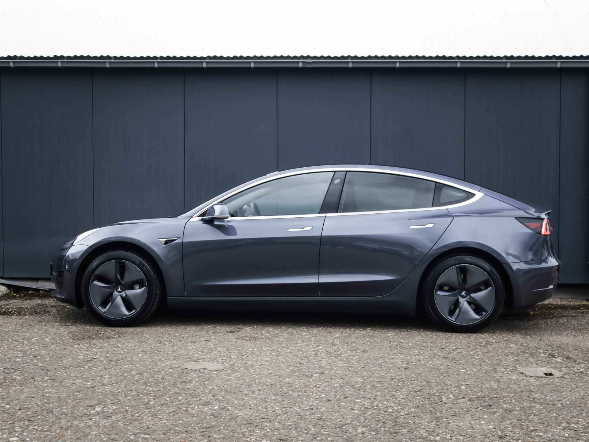 Tesla Model 3 Standard RWD Plus 60 kWh (238 PK) 1e-Eig, Tesla-Dealer-Onderh, 12-Mnd-BOVAG, NL-Auto, Panoramadak, Autopilot, Achteruitrijcamera, Keyless-Entry/Start, Parkeersensoren-V+A, Licht-Zicht-Pakket, Lm-Velgen-18Inch, Privacy-Glas - 30/37