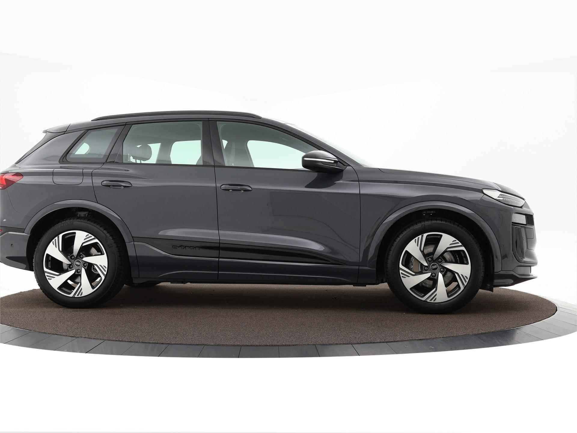 Audi Q6 e-tron S Edition (B1) e-tron perf 225kW/306pk 100Kwh Hat Audi Q6 e-tron S edition performance 306 PK · Tech pakket pro · 360 camera's · Adaptieve luchtvering · - 45/55