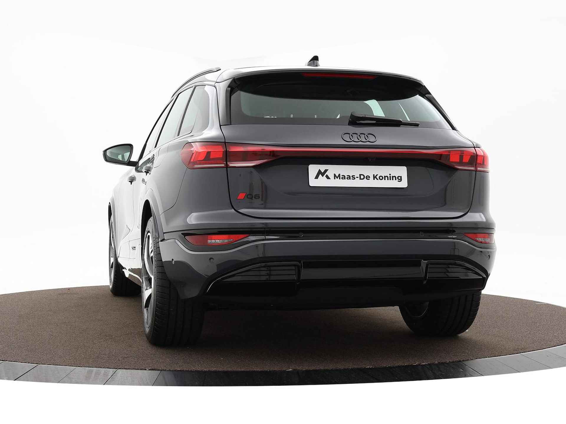 Audi Q6 e-tron S Edition (B1) e-tron perf 225kW/306pk 100Kwh Hat Audi Q6 e-tron S edition performance 306 PK · Tech pakket pro · 360 camera's · Adaptieve luchtvering · - 47/55