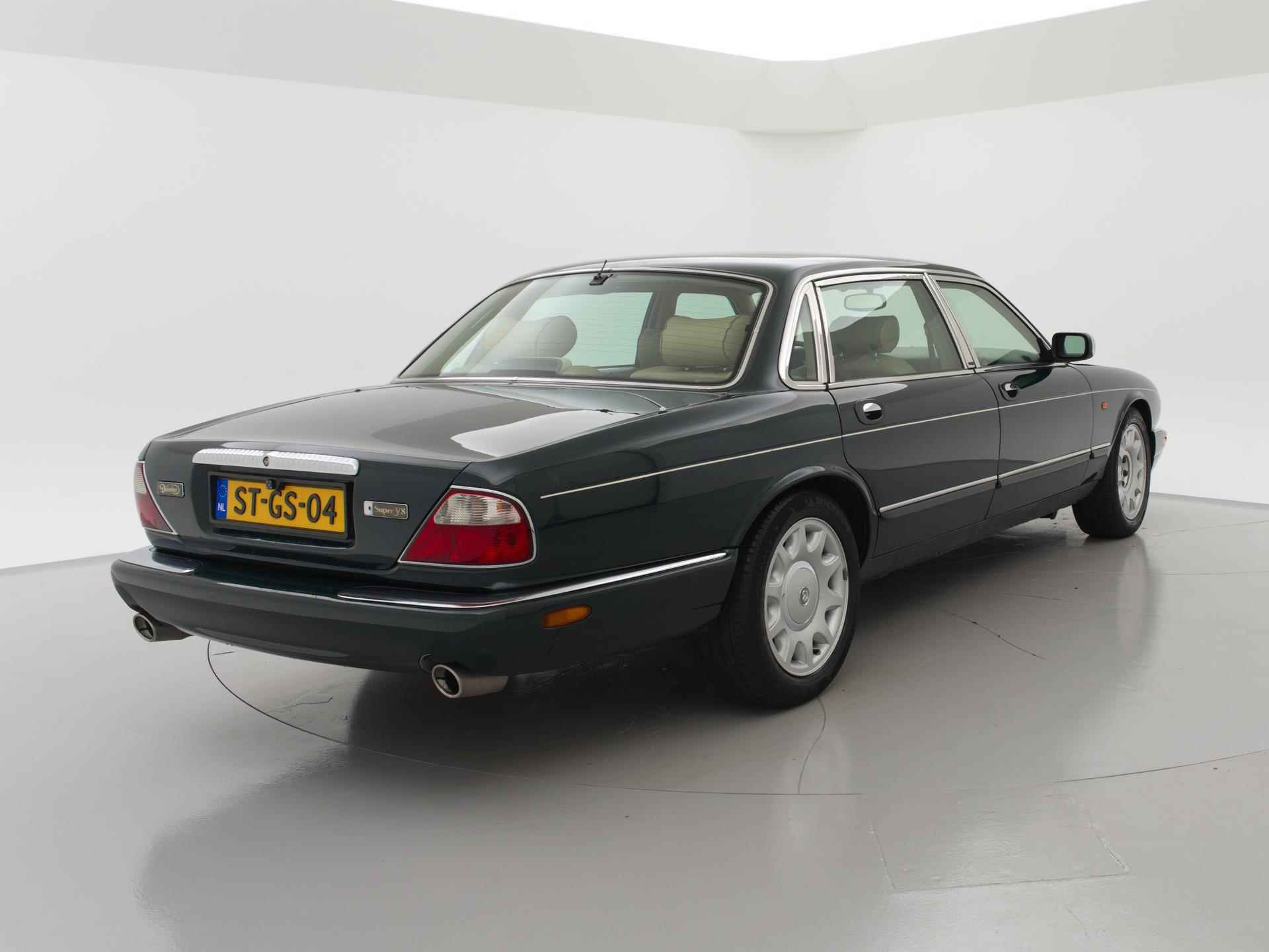 Daimler 4.0 SUPER V8 364 PK SUPERCHARGED AUT. *ORIG. NL* + SCHUIFDAK / LEDER / STOELVERW. - 3/29