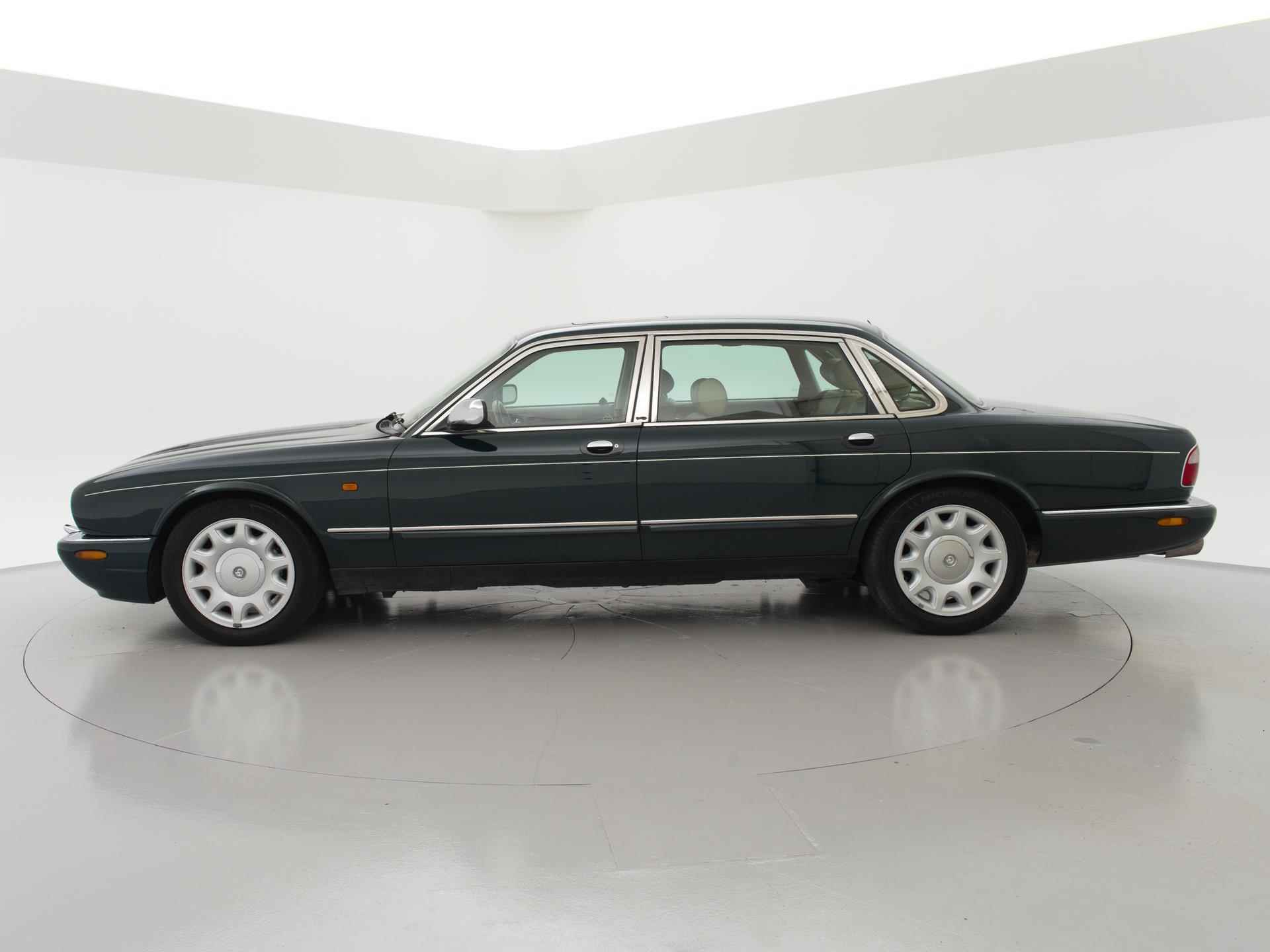 Daimler 4.0 SUPER V8 364 PK SUPERCHARGED AUT. *ORIG. NL* + SCHUIFDAK / LEDER / STOELVERW. - 5/29