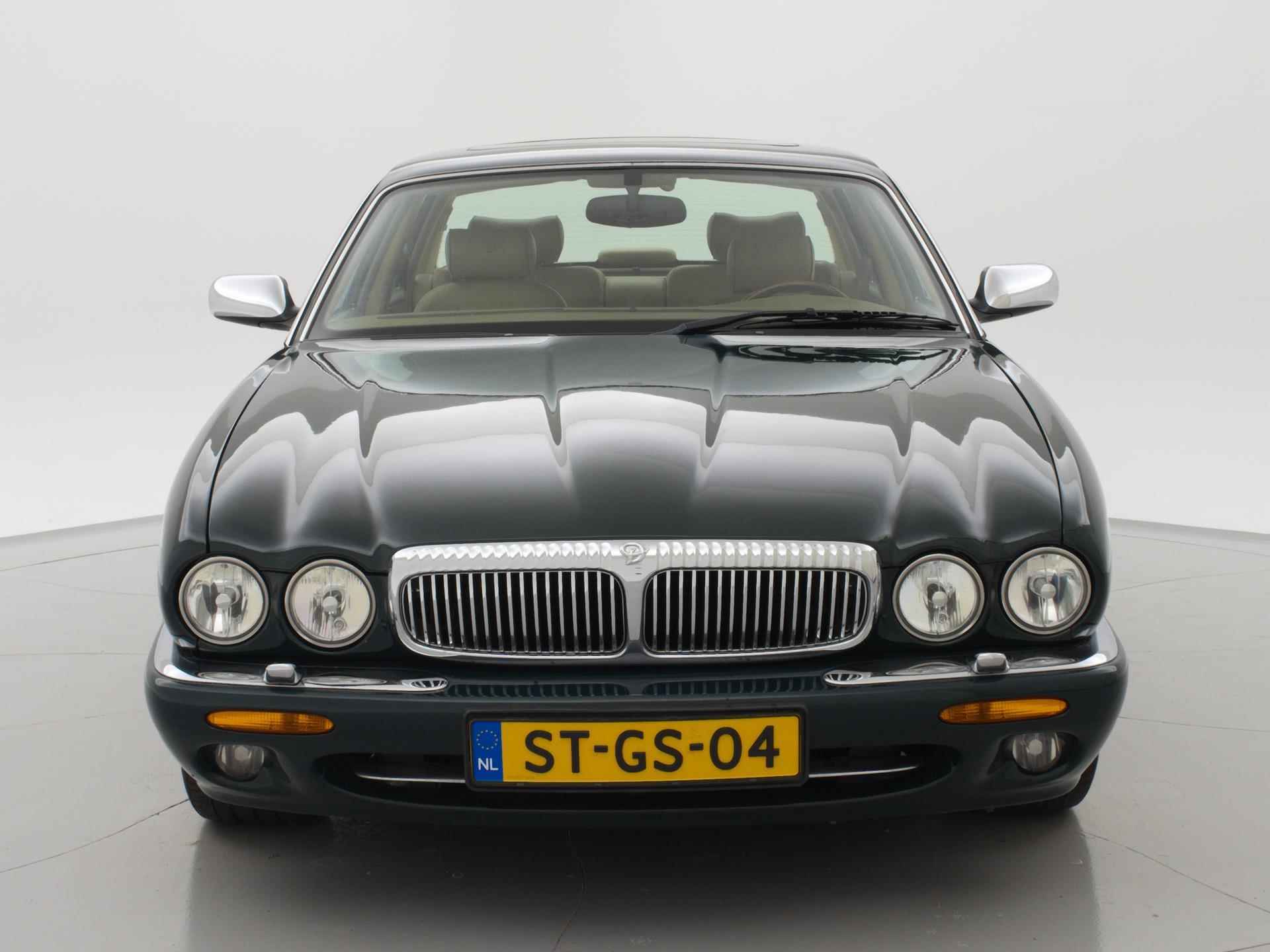 Daimler 4.0 SUPER V8 364 PK SUPERCHARGED AUT. *ORIG. NL* + SCHUIFDAK / LEDER / STOELVERW. - 6/29