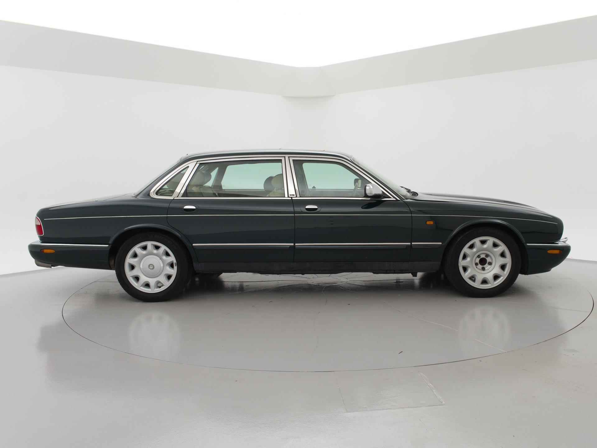 Daimler 4.0 SUPER V8 364 PK SUPERCHARGED AUT. *ORIG. NL* + SCHUIFDAK / LEDER / STOELVERW. - 11/29