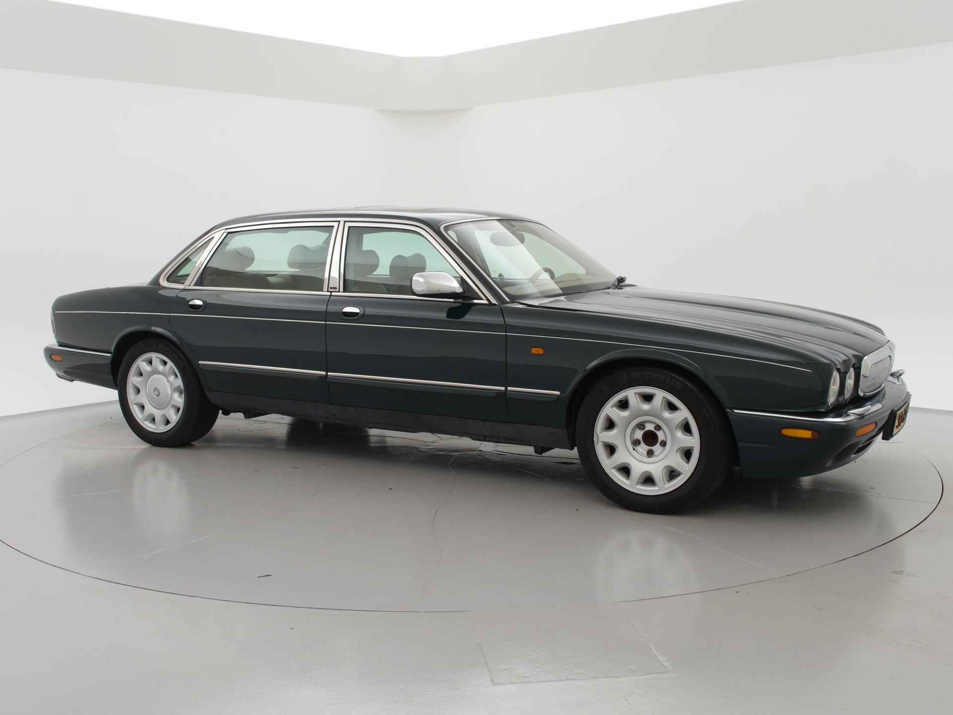 Daimler 4.0 SUPER V8 364 PK SUPERCHARGED AUT. *ORIG. NL* + SCHUIFDAK / LEDER / STOELVERW. - 27/29