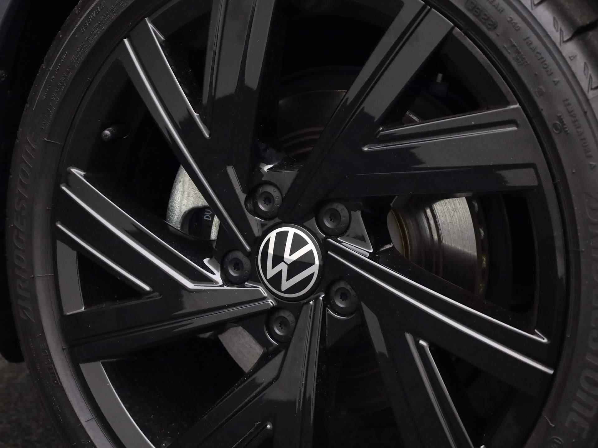 Volkswagen Golf 1.5eTSI/150PK R-Line DSG · Panoramadak · Parkeersensoren + camera · Stoelverwarming - 21/37