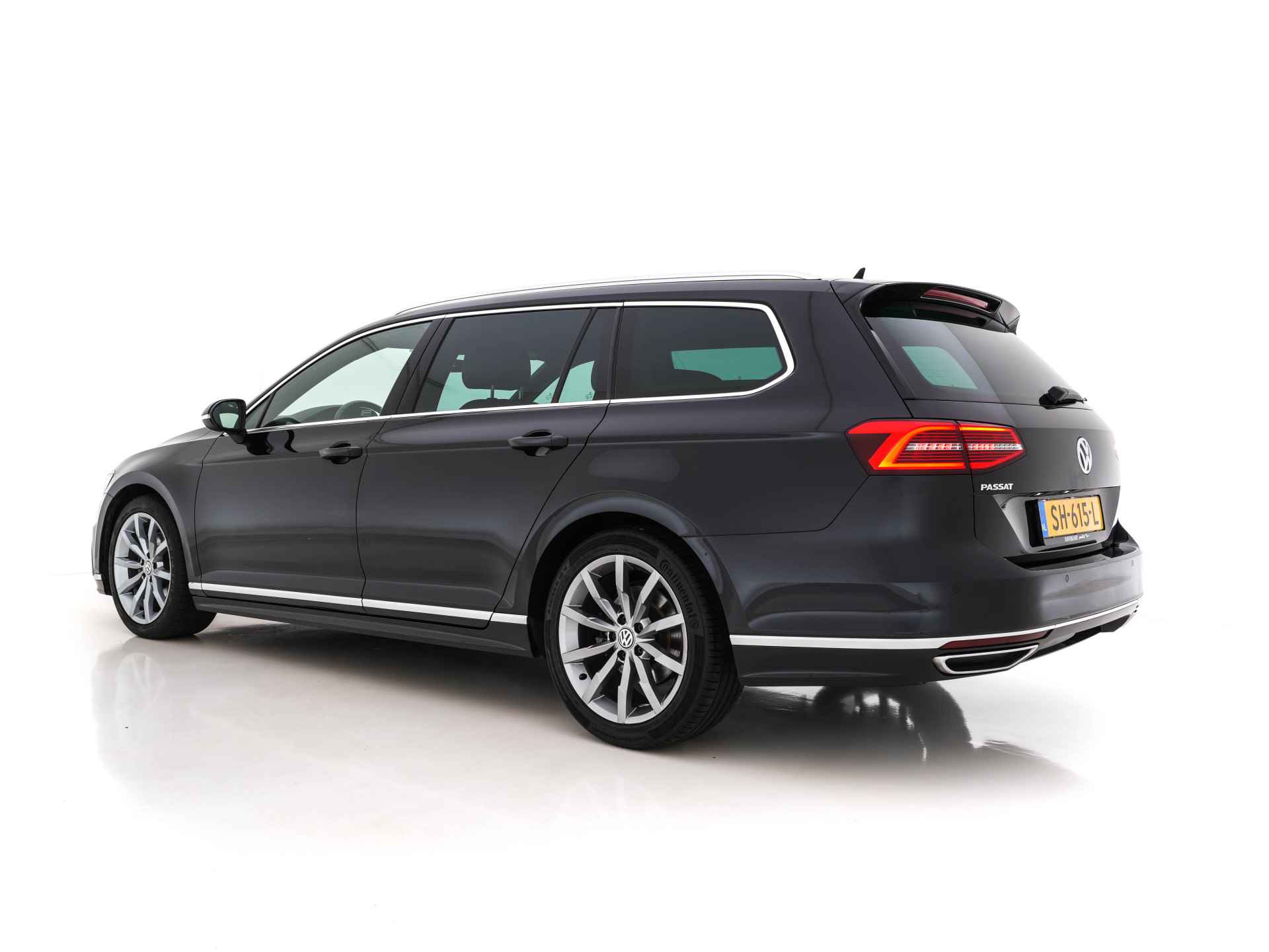 Volkswagen Passat Variant 2.0 TDI Highline Business R-Line Aut. *DIGI-COCKPIT | ADAPT-CRUISE | FULL-LED | LEDER-ALCANTARA | DAB+ | NAVI-FULLMAP | KEYLESS | CAMERA | ECC | PDC | ERGONOMIC-SPORTSEATS | 18''ALU* - 4/30