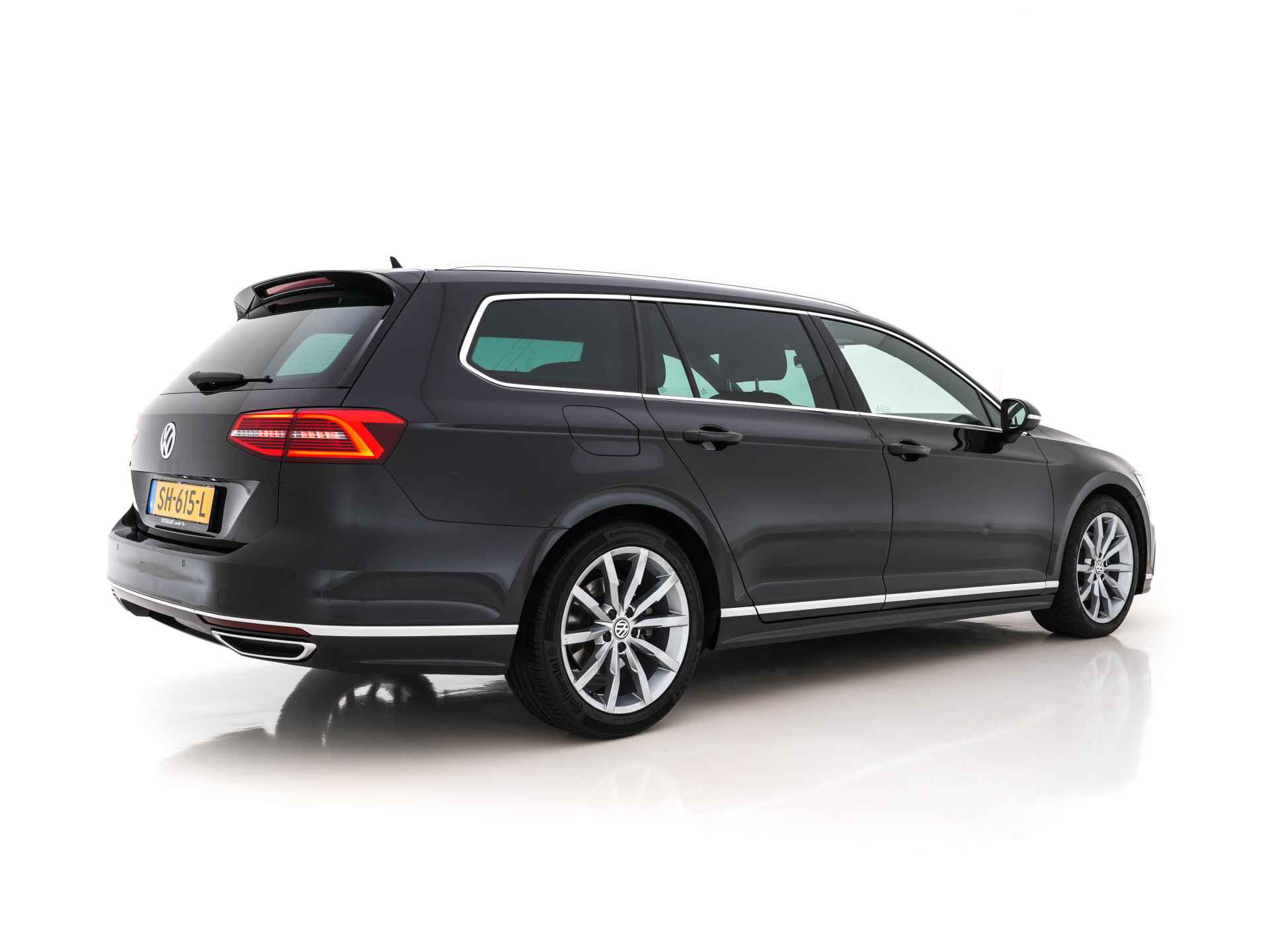 Volkswagen Passat Variant 2.0 TDI Highline Business R-Line Aut. *DIGI-COCKPIT | ADAPT-CRUISE | FULL-LED | LEDER-ALCANTARA | DAB+ | NAVI-FULLMAP | KEYLESS | CAMERA | ECC | PDC | ERGONOMIC-SPORTSEATS | 18''ALU* - 6/30