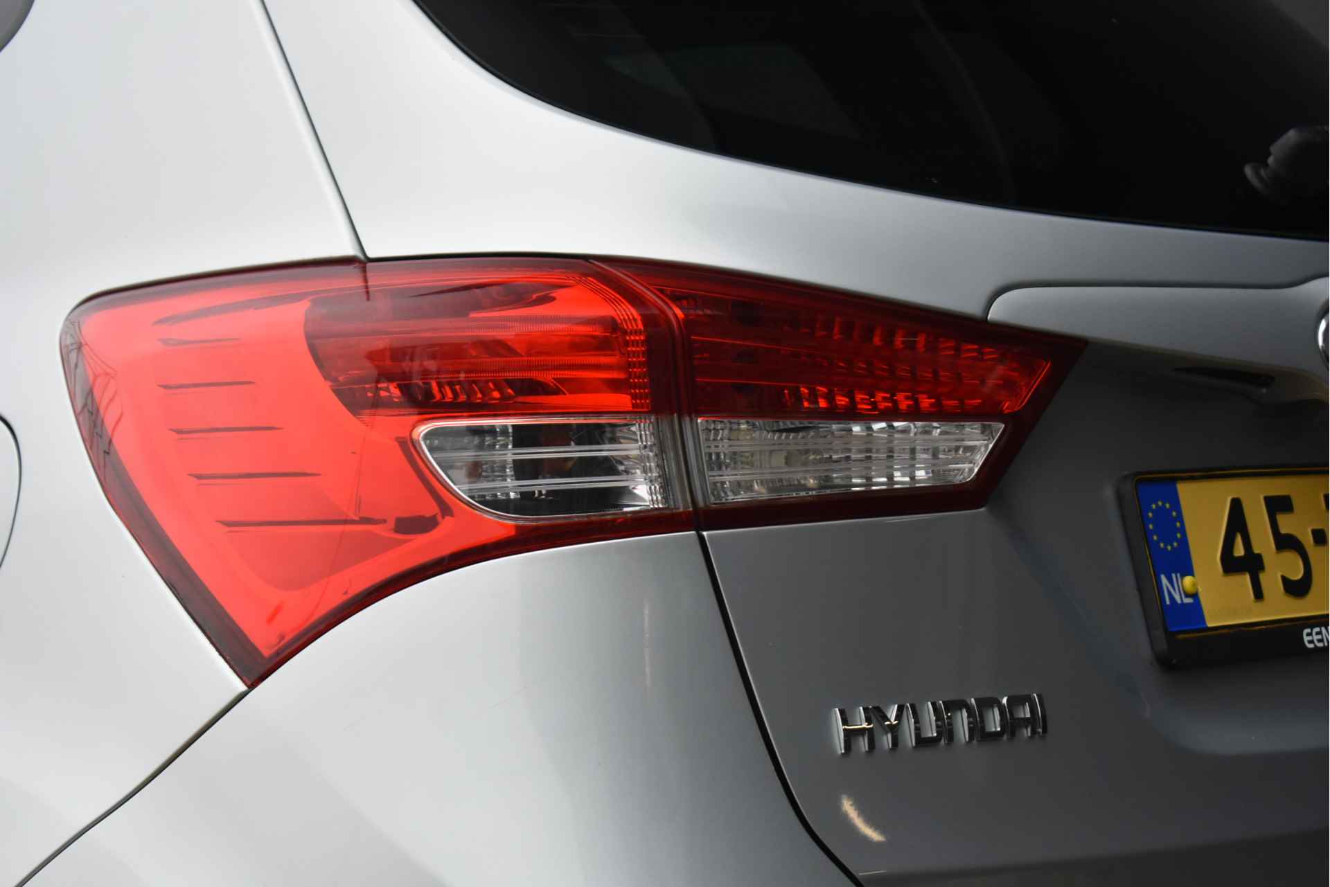 Hyundai ix20 1.6i i-Motion Automaat | Trekhaak | Airco | Parkeersensoren | Bluetooth | Elektr. Ramen !! - 26/31