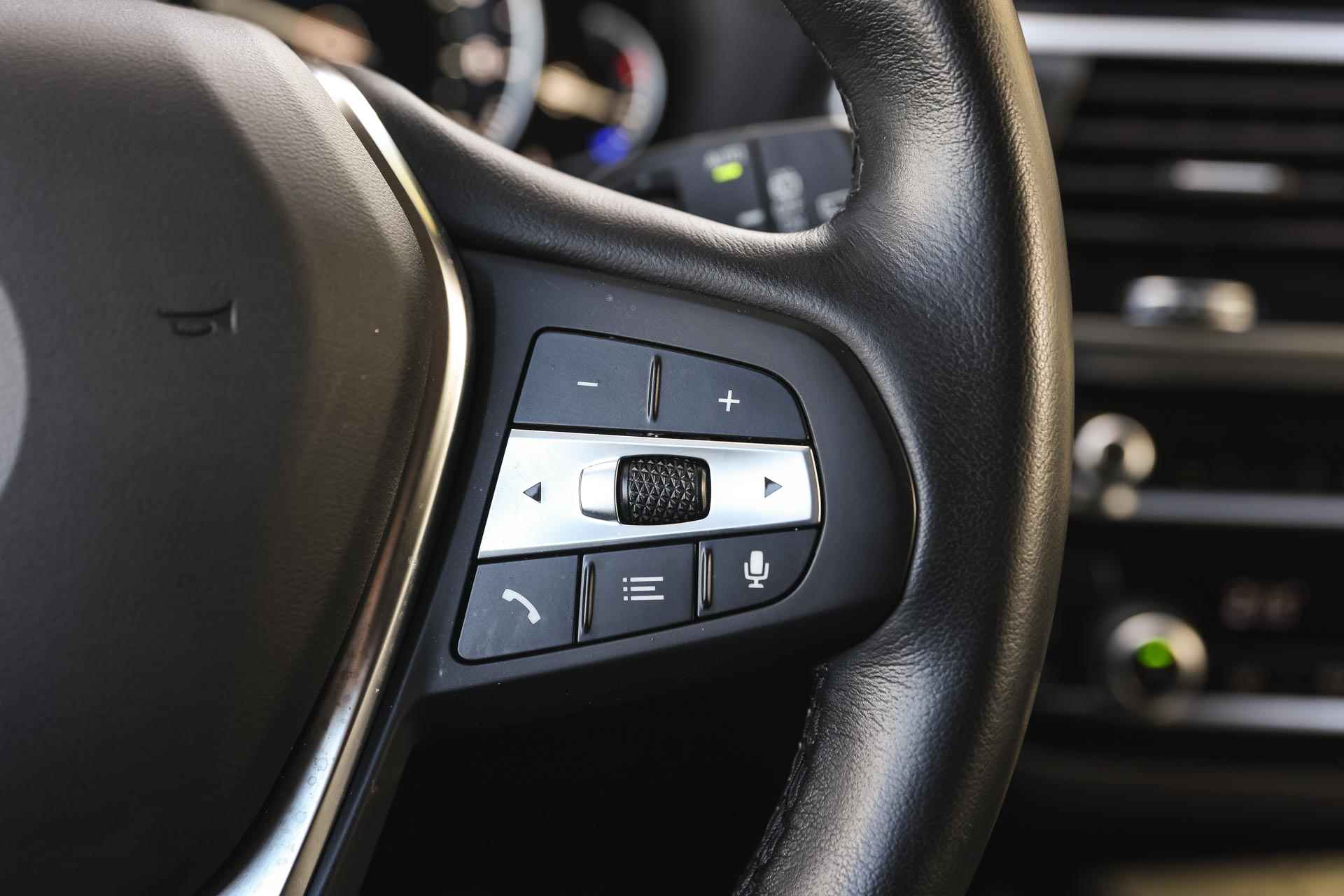 BMW X3 xDrive20i High Executive xLine Automaat / Sportstoelen / Stoelverwarming / LED / Head-Up / Live Cockpit Plus / PDC / Getint glas achter - 18/34