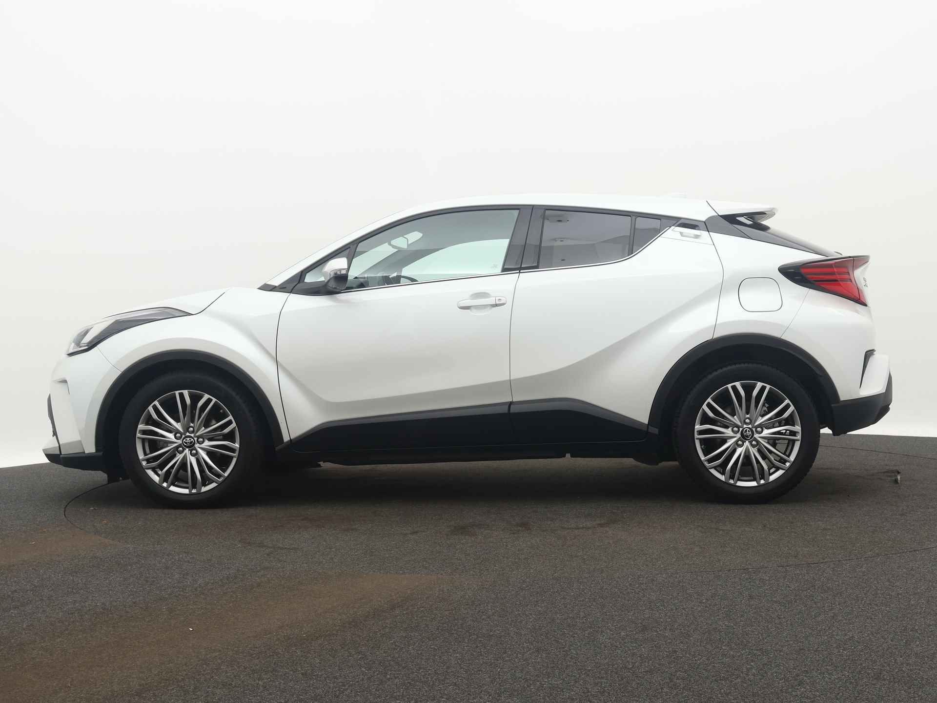 Toyota C-HR 1.8 Hybrid Executive | Stoel en stuurwiel verwarmd | LM velgen | Navigatie | Cruise Control Adaptief | - 4/41