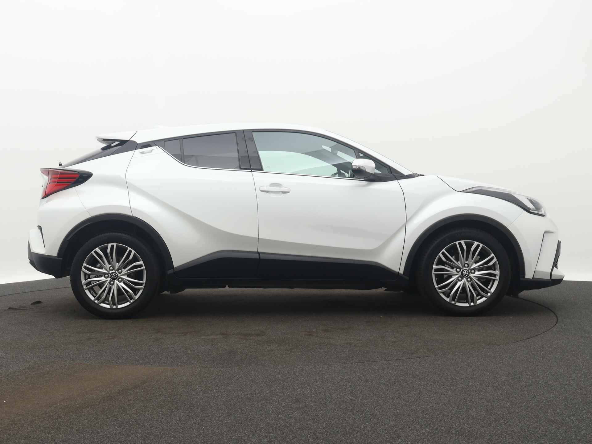 Toyota C-HR 1.8 Hybrid Executive | Stoel en stuurwiel verwarmd | LM velgen | Navigatie | Cruise Control Adaptief | - 15/41