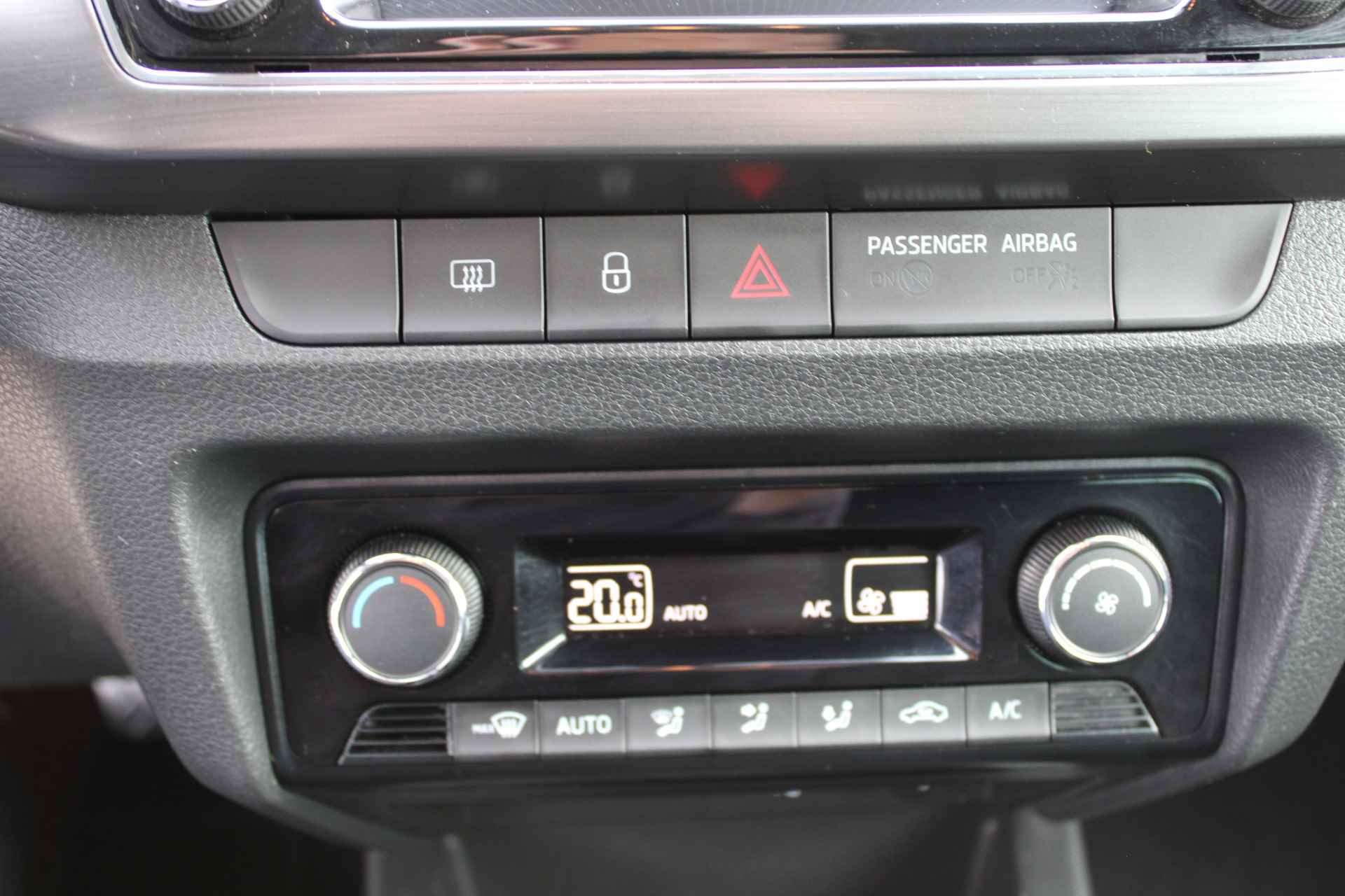 Škoda Fabia 1.0 TSI Clever Navigatie / Bluetooth / Parkeersensoren / Airco / LM velgen - 24/41